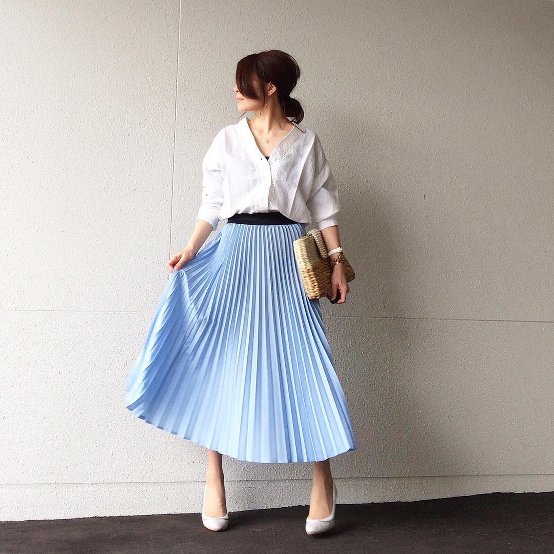 Nakkoo都會盡量選擇白色衣服搭配具色彩的半身裙。(nakkoo555@Instagram)