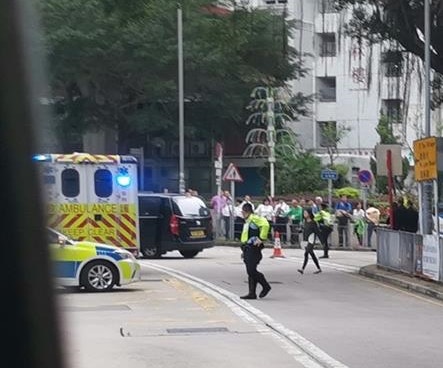 將軍澳翠林邨車禍　女途人捱撞捲貨車底
