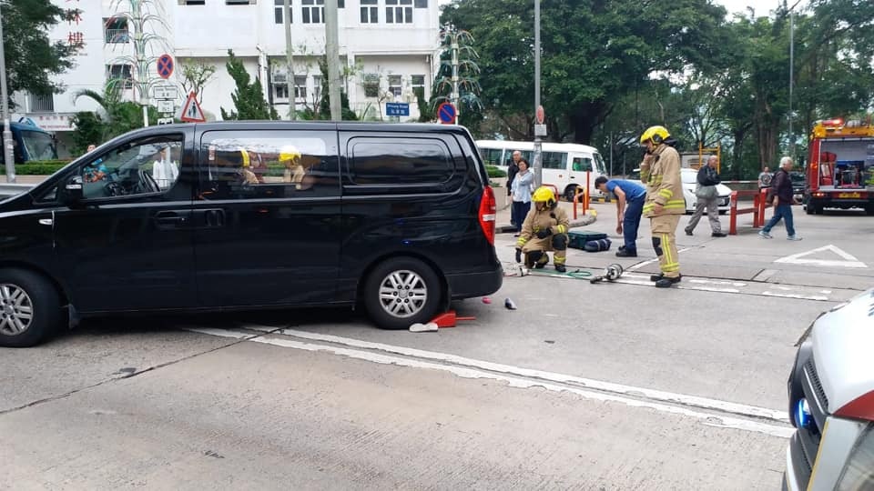 女途人捱撞後捲入車底。（‎巴士的事討論區Siu Man Yu圖片）
