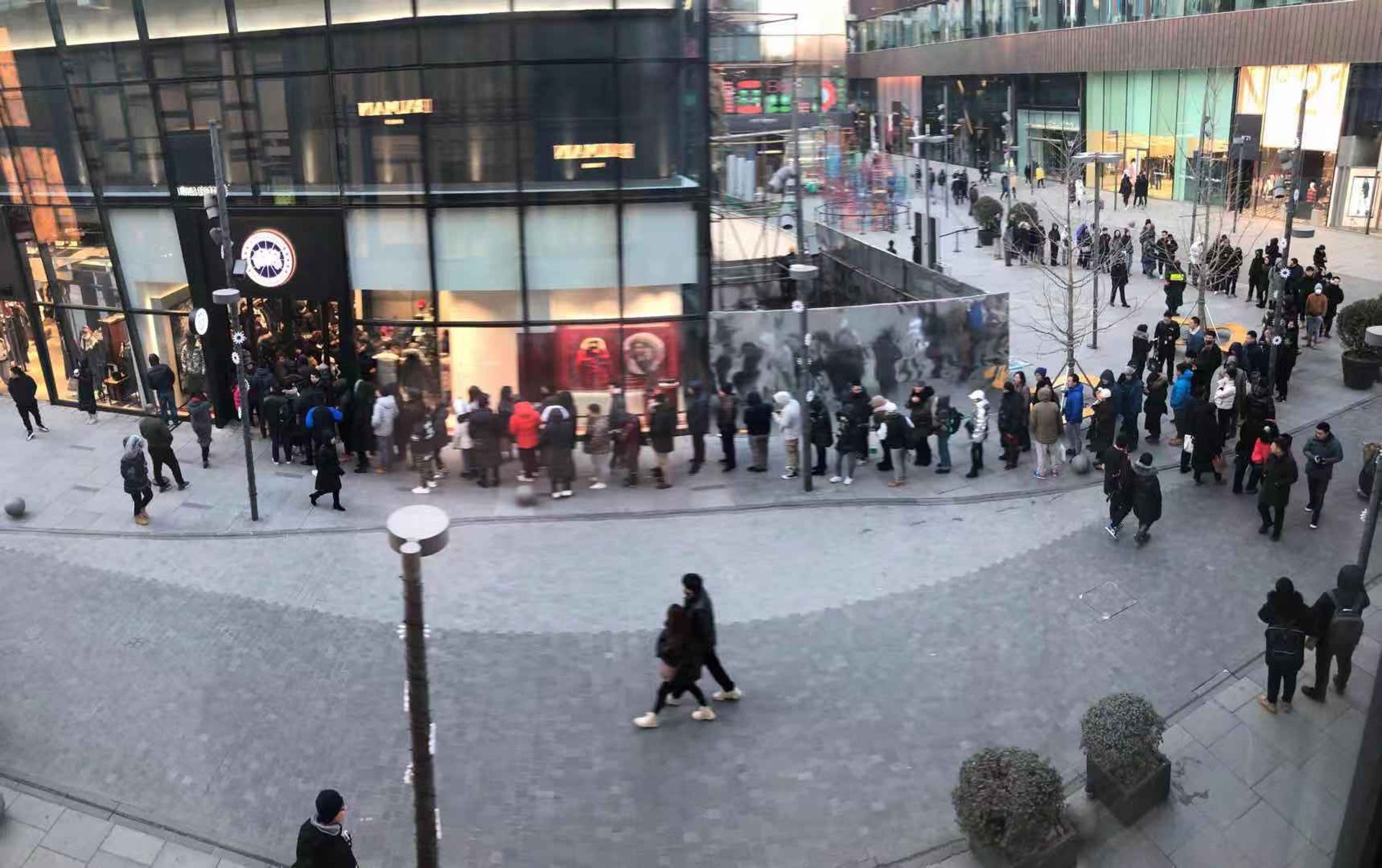 Canada Goose近年紅到發紫,進店買件褸,每每要排「成粒鐘」。(thebeijinger) Canada Goose近年紅到發紫,進店買件褸,每每要排「成粒鐘」。(thebeijinger)