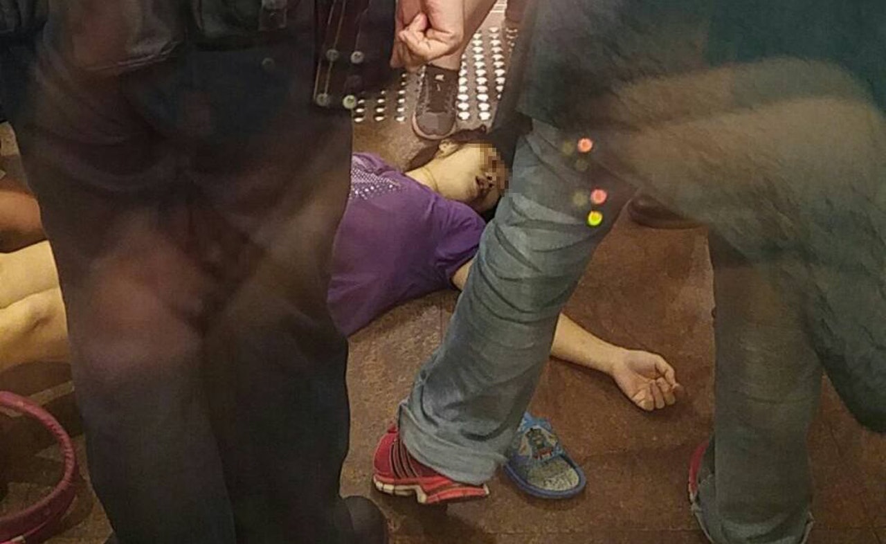 涉偷衫女子暈倒,送院留醫延至今午不治。﹙網民ElsaYau) 涉偷衫女子暈倒,送院留醫延至今午不治。﹙網民ElsaYau)