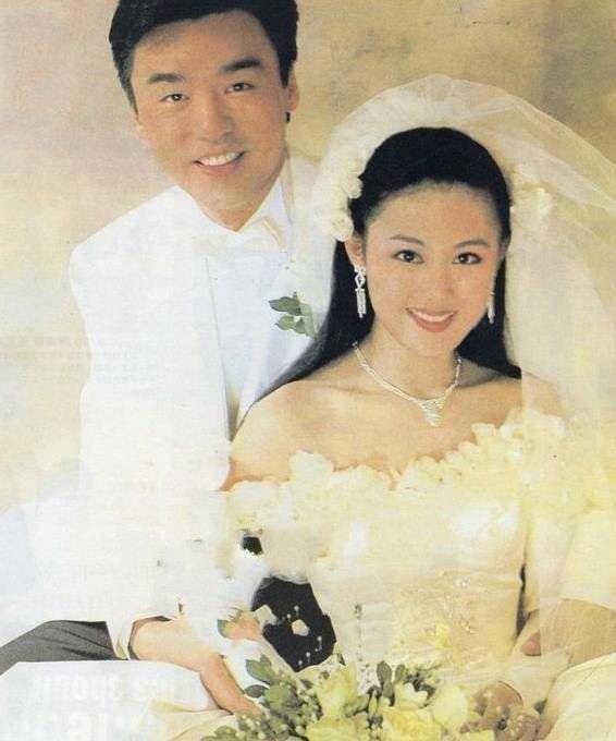 有傳鐘鎮濤和章小蕙婚內十年，章小蕙出軌多次，更同時和5位國內外富豪交往，最終覆水難收，這段婚姻也走向了終點！（網上圖片）