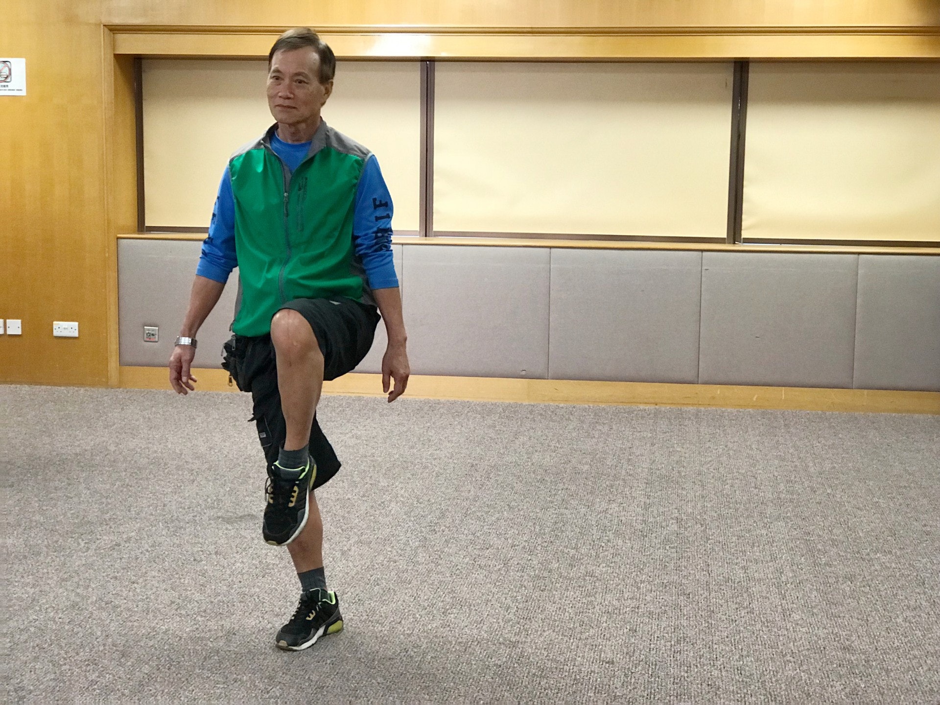 梁耀榮在接受手術後兩個月已可踩單車和游泳，現時走路不再感疼痛，更可單腳站立。（鄭翠碧攝）
