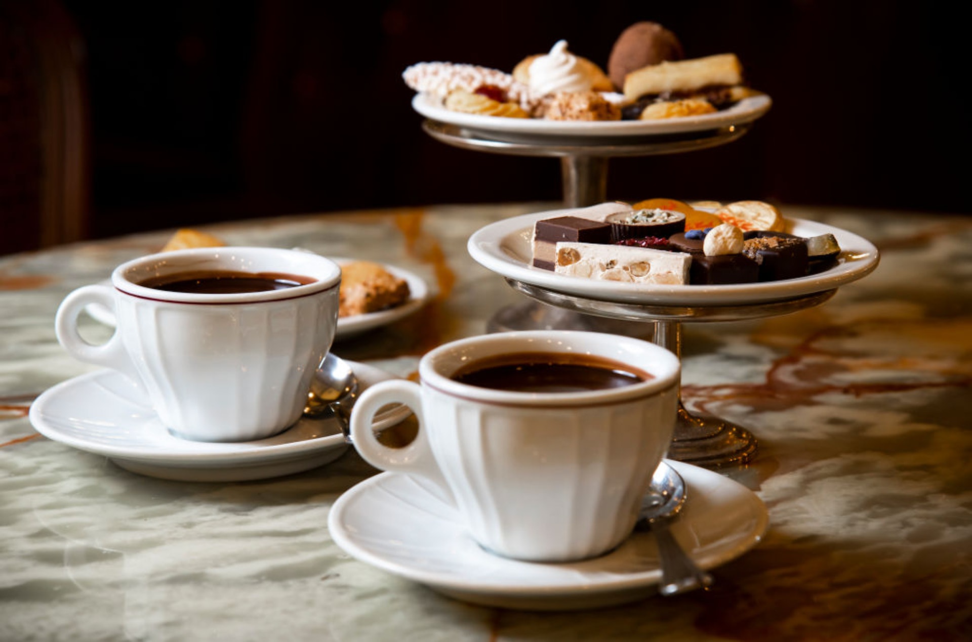 噴霧乾燥法配合「造粒」加強即溶咖啡溶水性,常見的兩種加工法。其一便是利用垂直向下混合型的噴霧乾燥機進行,促使乾燥的粉末在與潮濕的原料混和後再行乾燥。(GettyImages) 噴霧乾燥法配合「造粒」加強即溶咖啡溶水性,常見的兩種加工法。其一便是利用垂直向下混合型的噴霧乾燥機進行,促使乾燥的粉末在與潮濕的原料混和後再行乾燥。(GettyImages)