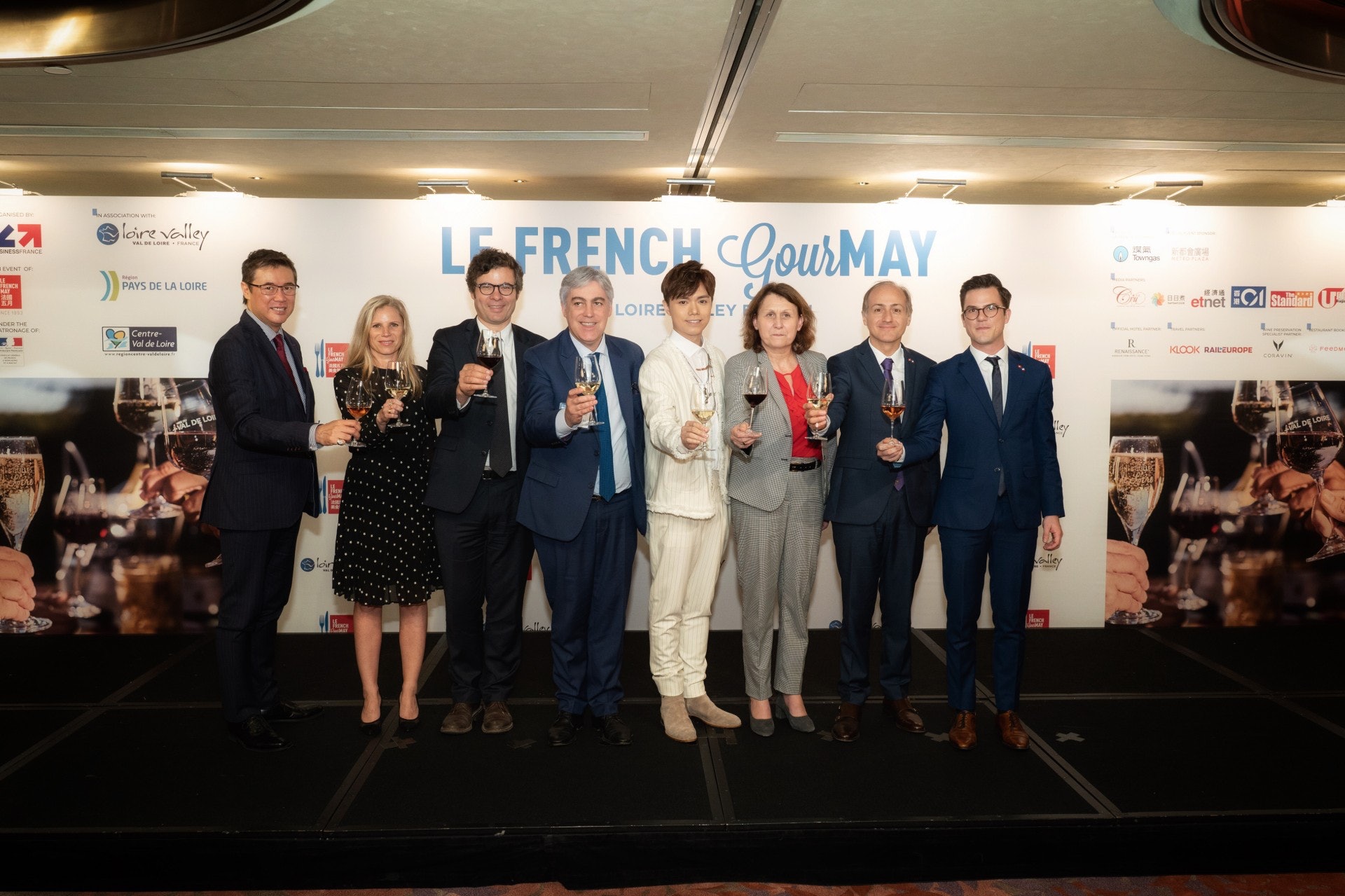 (From Left to Right) Dr. Andrew Yuen, President of the Board of Le French May 法國五月 法國五月董事會主席阮偉文先生;Ms. Mélanie Gaudin, Director of 法國商務投資署 Business France - French Trade Commission in Hong (From Left to Right) Dr. Andrew Yuen, President of the Board of Le French May 法國五月 法國五月董事會主席阮偉文先生;Ms. Mélanie Gaudin, Director of 法國商務投資署 Business France - French Trade Commission in Hong