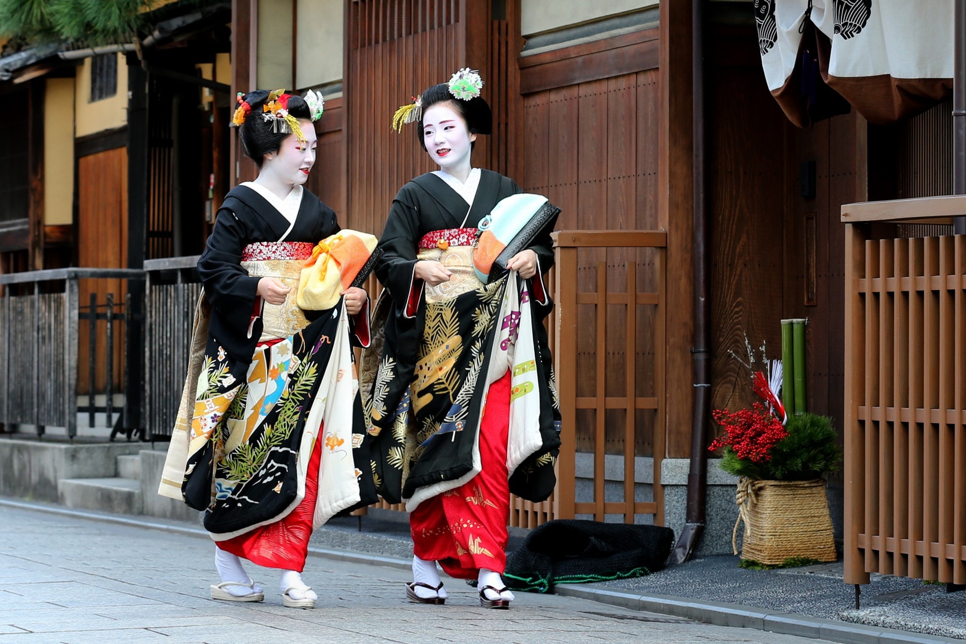 京都祇園不時有藝妓和舞妓走在街頭,因而成為不少遊客的拍攝對象,但有當地居民指,有拿著相機的外國人追舞妓一直追到店內,嚴重擾民。(Getty Images) 京都祇園不時有藝妓和舞妓走在街頭,因而成為不少遊客的拍攝對象,但有當地居民指,有拿著相機的外國人追舞妓一直追到店內,嚴重擾民。(Getty Images)