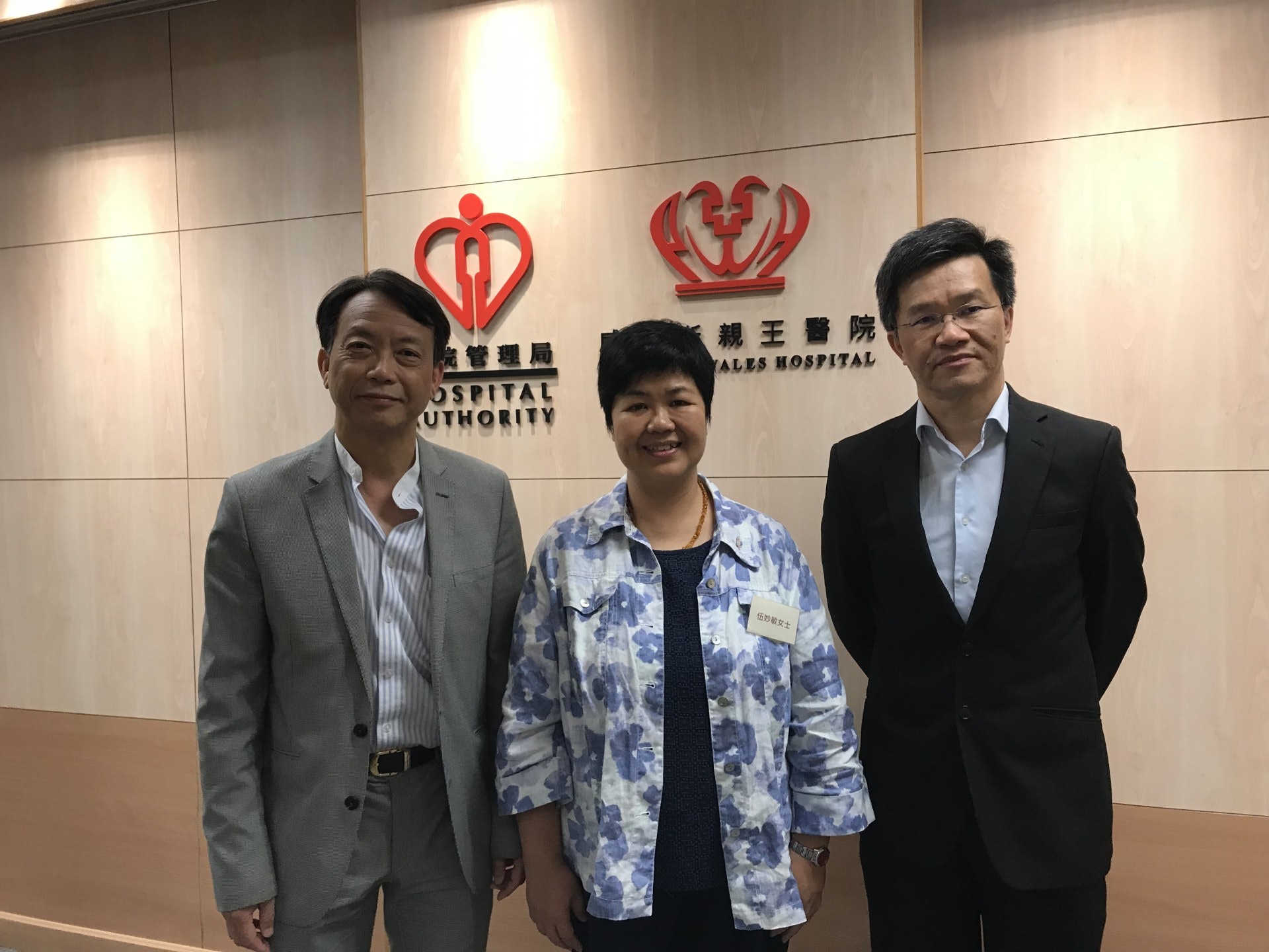 威爾斯親王醫院副醫院行政總監李錦滔(左)、威爾斯親王醫院泌尿外科顧問醫生侯仕明(右)分別是伍妙敏(中)的主診和主刀醫生。 (鄭翠碧攝) 威爾斯親王醫院副醫院行政總監李錦滔(左)、威爾斯親王醫院泌尿外科顧問醫生侯仕明(右)分別是伍妙敏(中)的主診和主刀醫生。 (鄭翠碧攝)