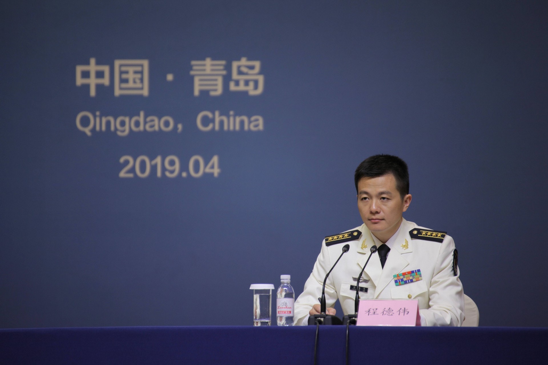 解放軍海軍新任新聞發言人程德偉大校的首次亮相新聞發布會。（中新社）