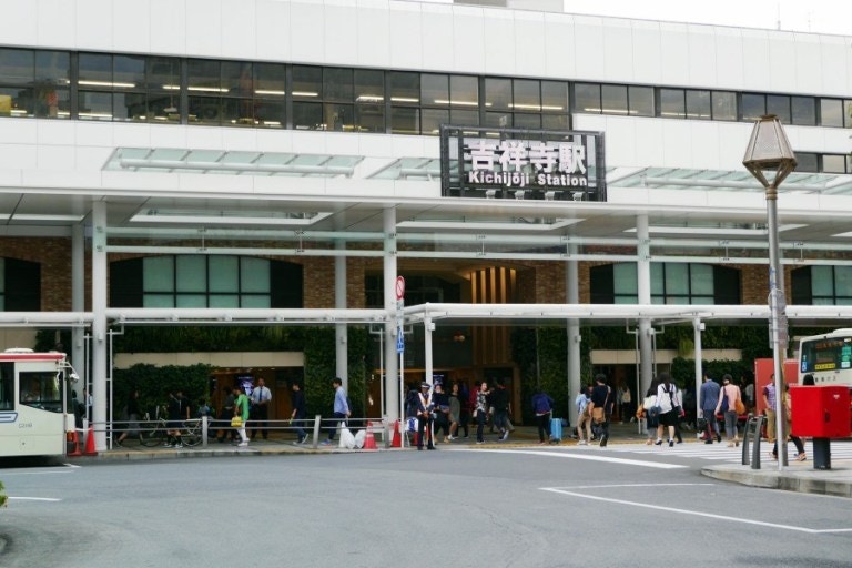 吉祥寺距離東京市區大約20分鐘，說遠不遠、說近也不近（Kkday）