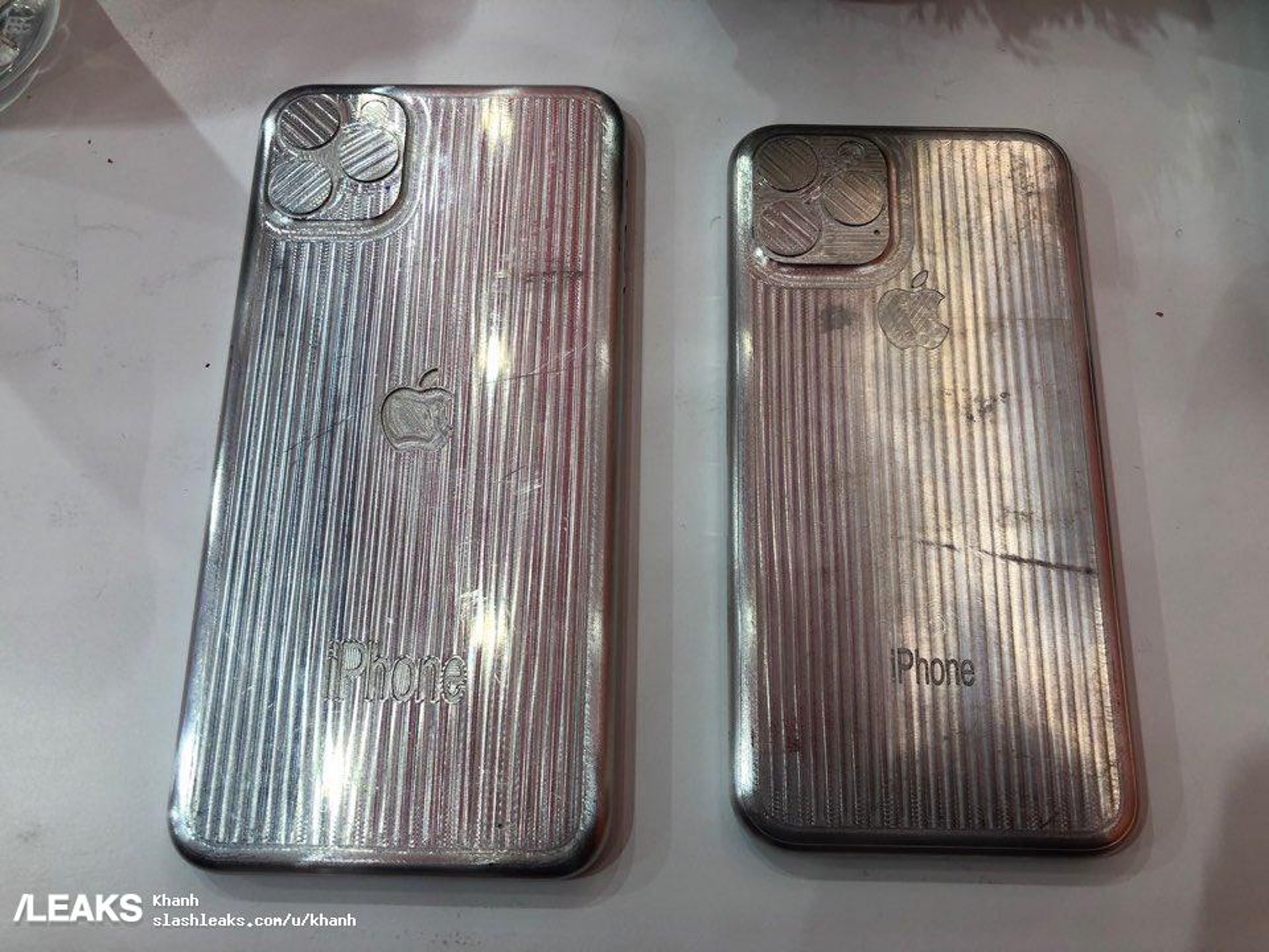 iPhone XI 模具的背面可以清楚看到方型相機模組。 iPhone XI 模具的背面可以清楚看到方型相機模組。