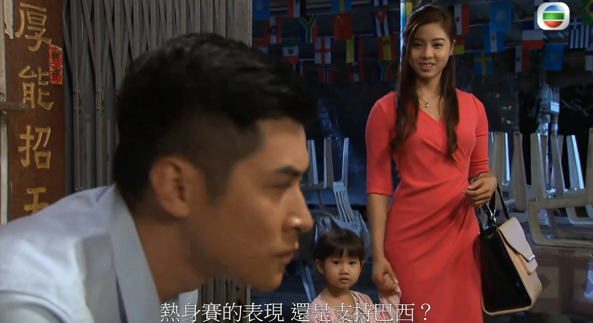 拖住囡囡的伍樂怡(飾演Ling),真的很有人妻味。(電視截圖) 拖住囡囡的伍樂怡(飾演Ling),真的很有人妻味。(電視截圖)