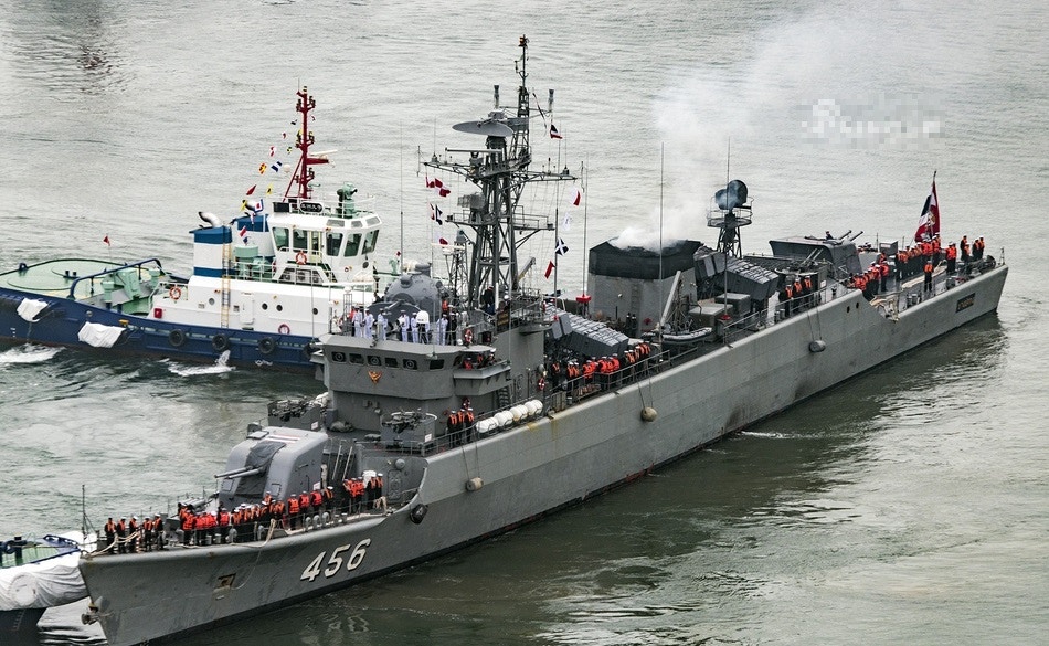 泰國派出的另一艘「邦巴功」號護衛艦由上海建造，配備新型YJ-8反艦導彈，滿載排水量1924噸，艦長103米，艦寬11餘米，航速30節，艦員168人。