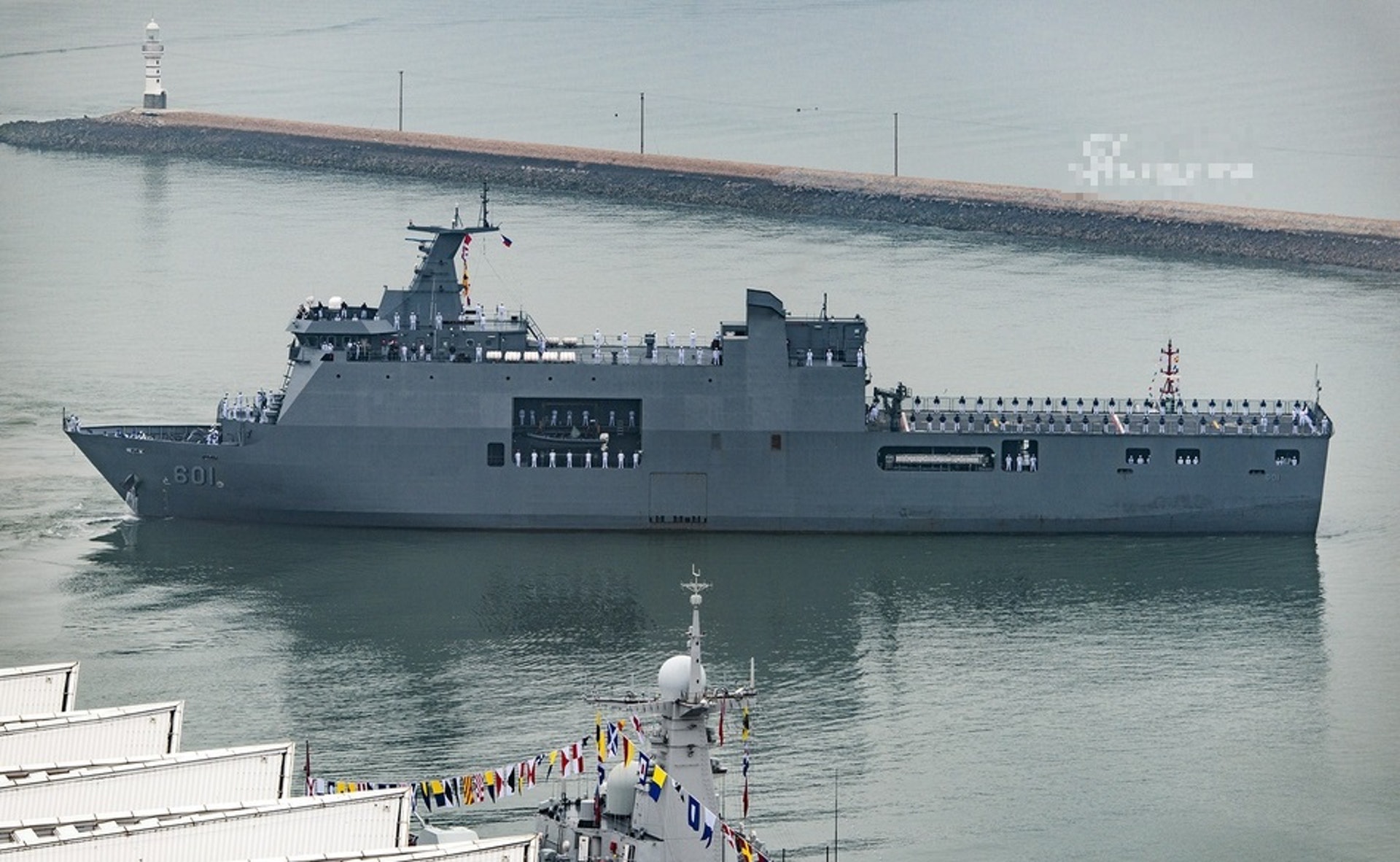 菲律賓派出的「達拉」號登陸艦是向印度尼西亞採購,滿載排水量1.1萬噸,裝備有2台大功率柴油機,最大航速16節,最大航程達9360海里,可搭載2艘機械化登陸艇和500名士兵。艦尾還設有機庫和直升機起降平台,能搭載2架中型直升機。