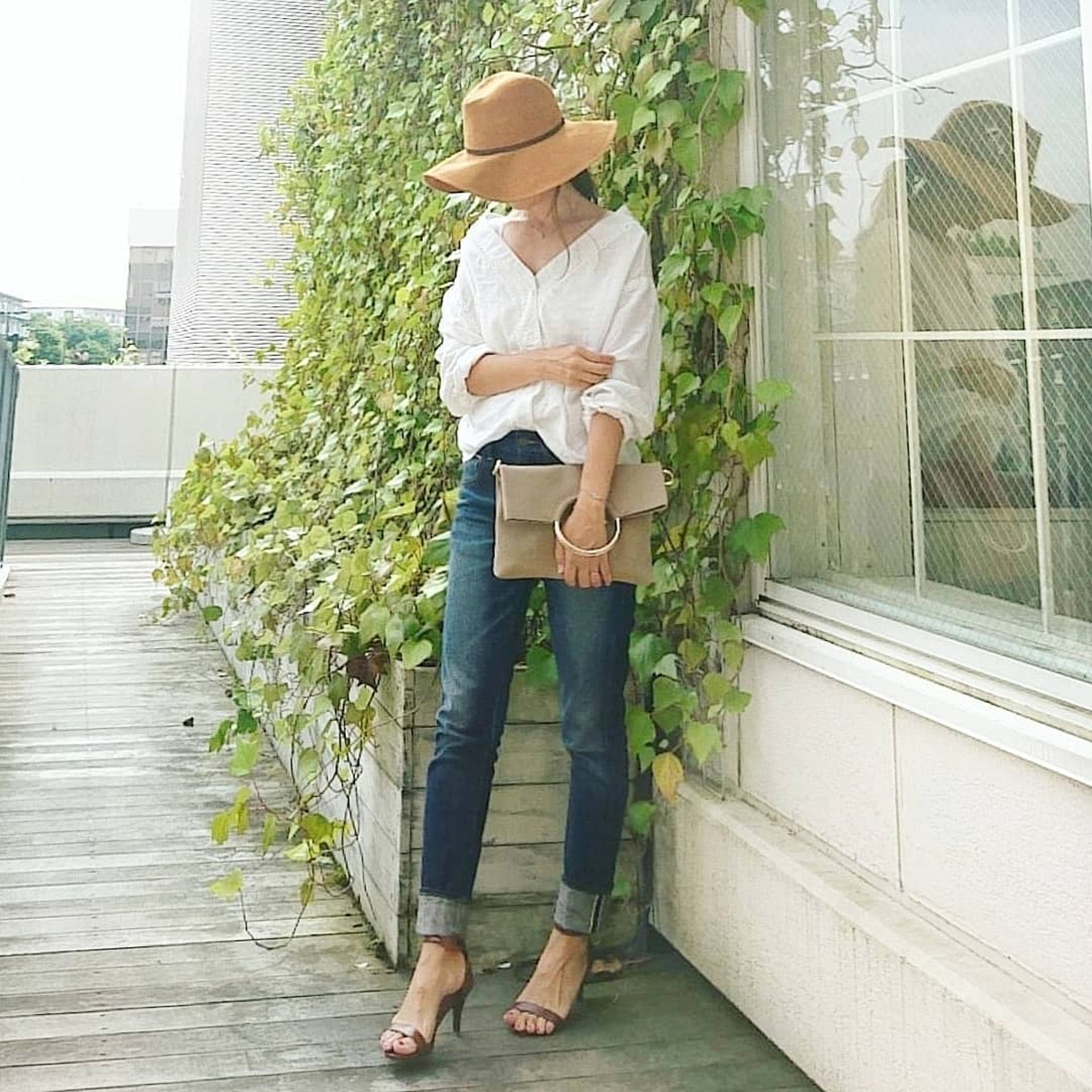 編織帽子和手袋讓造型予人感覺花盡心思外，更能營造夏日感。(trayslounge@Instagram)