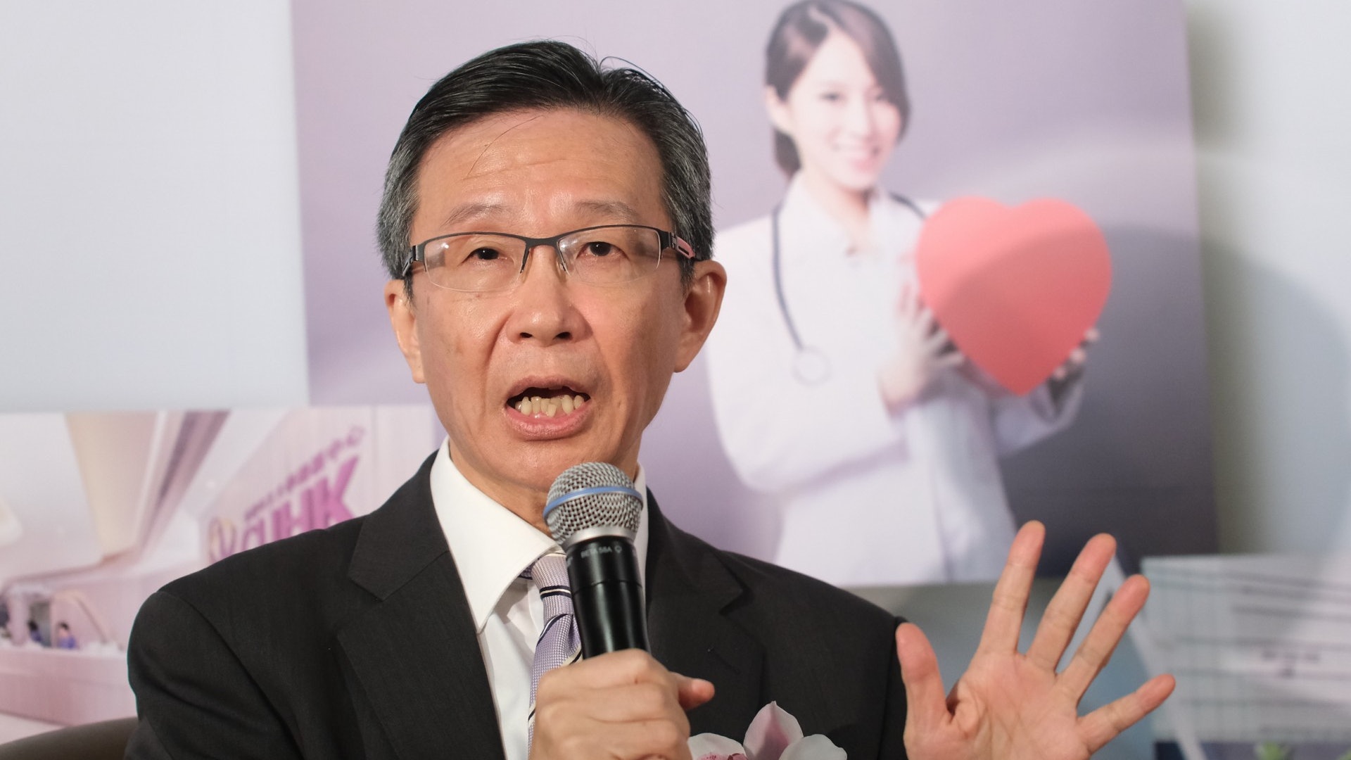 【海外醫生】馮康認為豁免方案應一視同仁 不明綑綁年期不同原因 【海外醫生】馮康認為豁免方案應一視同仁 不明綑綁年期不同原因
