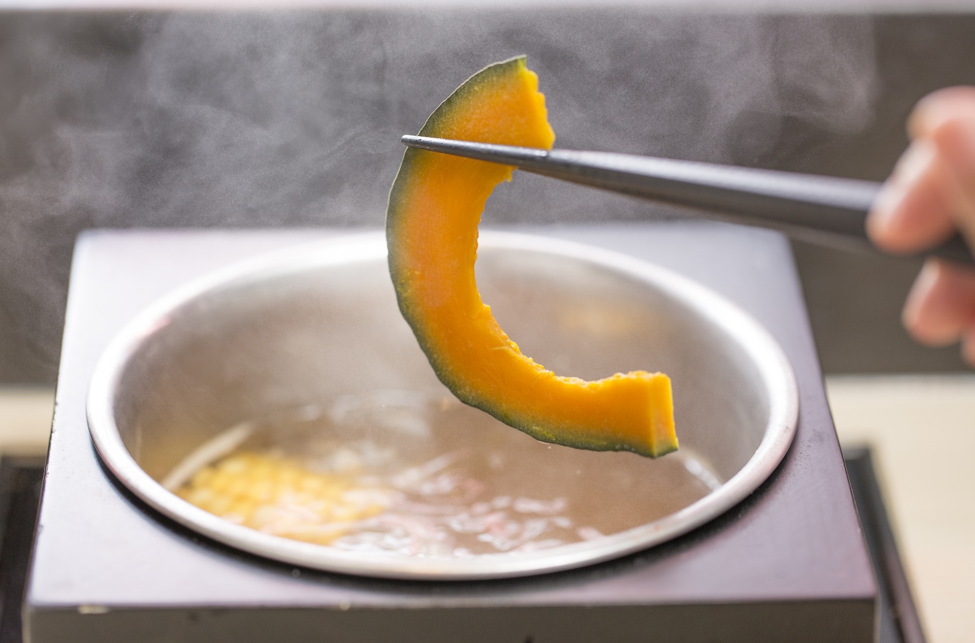 白灼菜煮食方式是有機會令營養素流失於水中。(資料圖片)