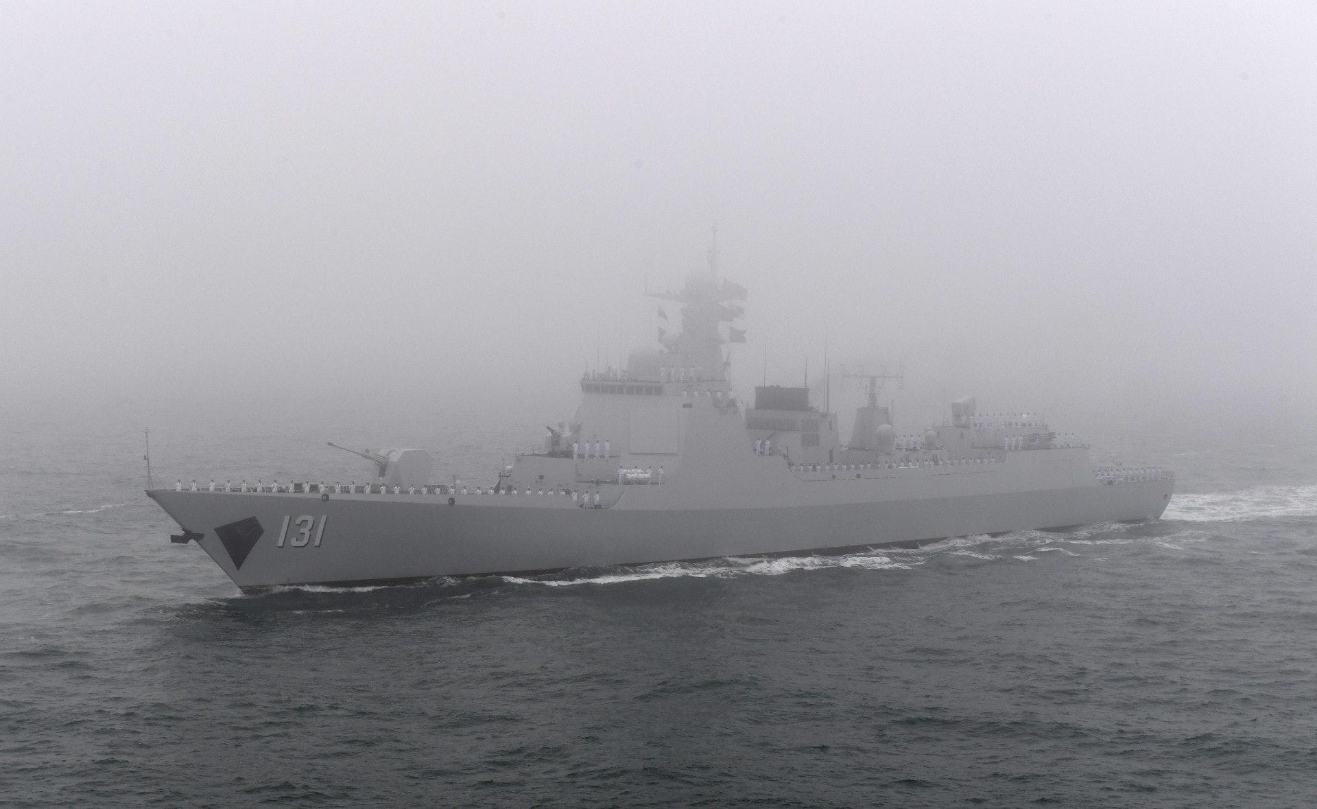 今天(23日)是解放軍海軍成立70周年,當天在青島及其附近海空域將舉行各國海軍艦艇海上閱兵。惟閱兵式期間白霧瀰漫,天色陰沉,從央視和新華社傳回的畫面可見,軍艦被濃霧覆蓋,若隱若現。圖為太原號導彈驅逐艦接受檢閱。 今天(23日)是解放軍海軍成立70周年,當天在青島及其附近海空域將舉行各國海軍艦艇海上閱兵。惟閱兵式期間白霧瀰漫,天色陰沉,從央視和新華社傳回的畫面可見,軍艦被濃霧覆蓋,若隱若現。圖為太原號導彈驅逐艦接受檢閱。