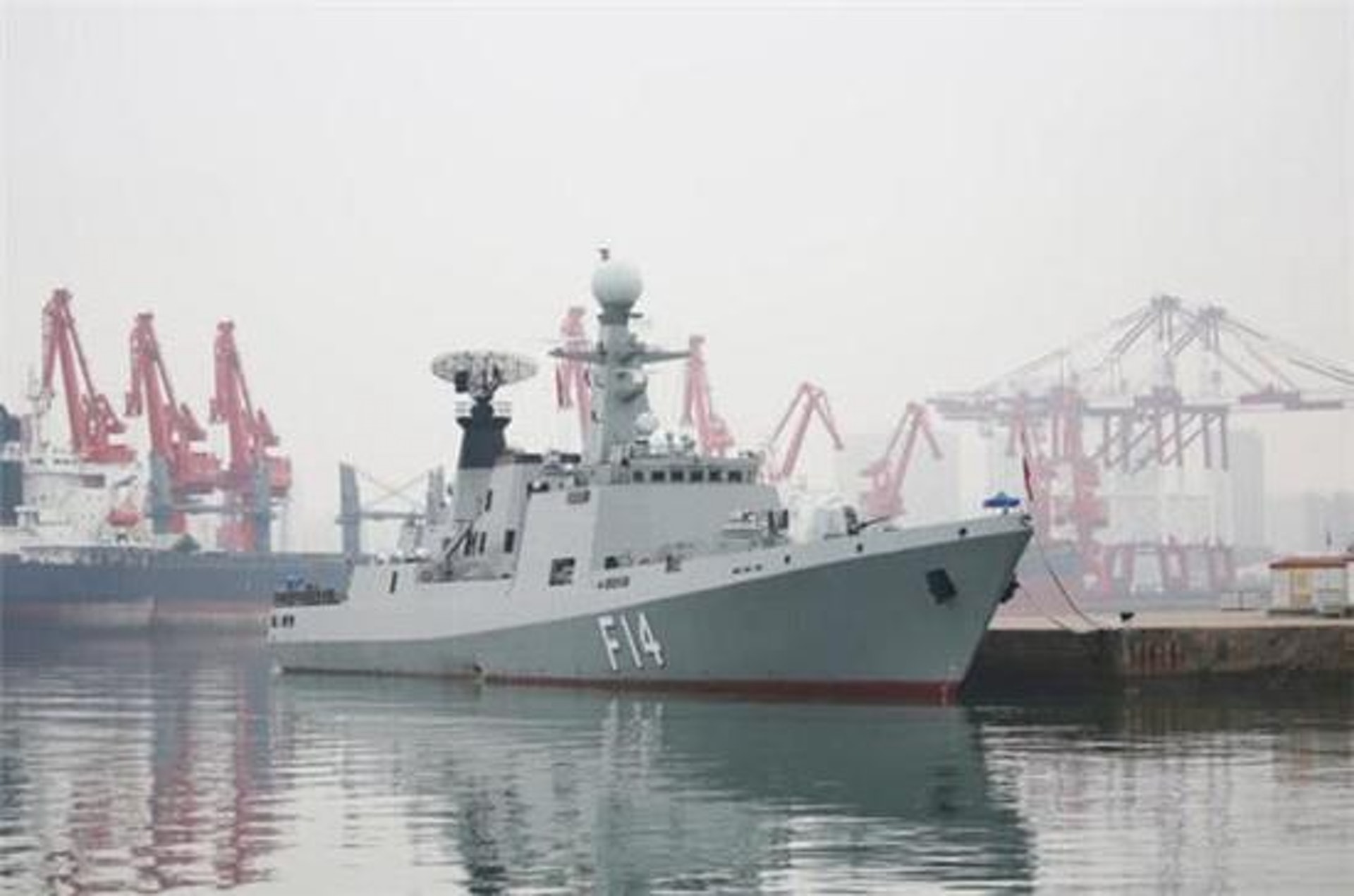 緬甸海軍「辛漂信」號護衛艦靠泊青島。(央廣網)