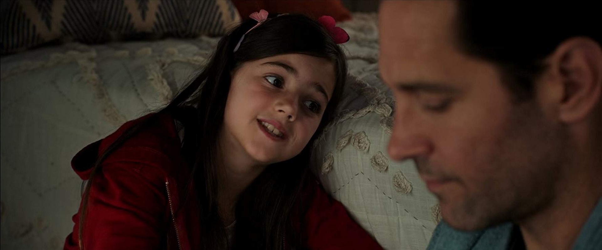 在《蟻俠》系列電影中，蟻俠的女兒Cassie Lang原本由Abby Ryder Fortson飾演，在《復仇者聯盟4》中將換為Emma Fuhrmann飾演少女版Cassie Lang。（劇照）