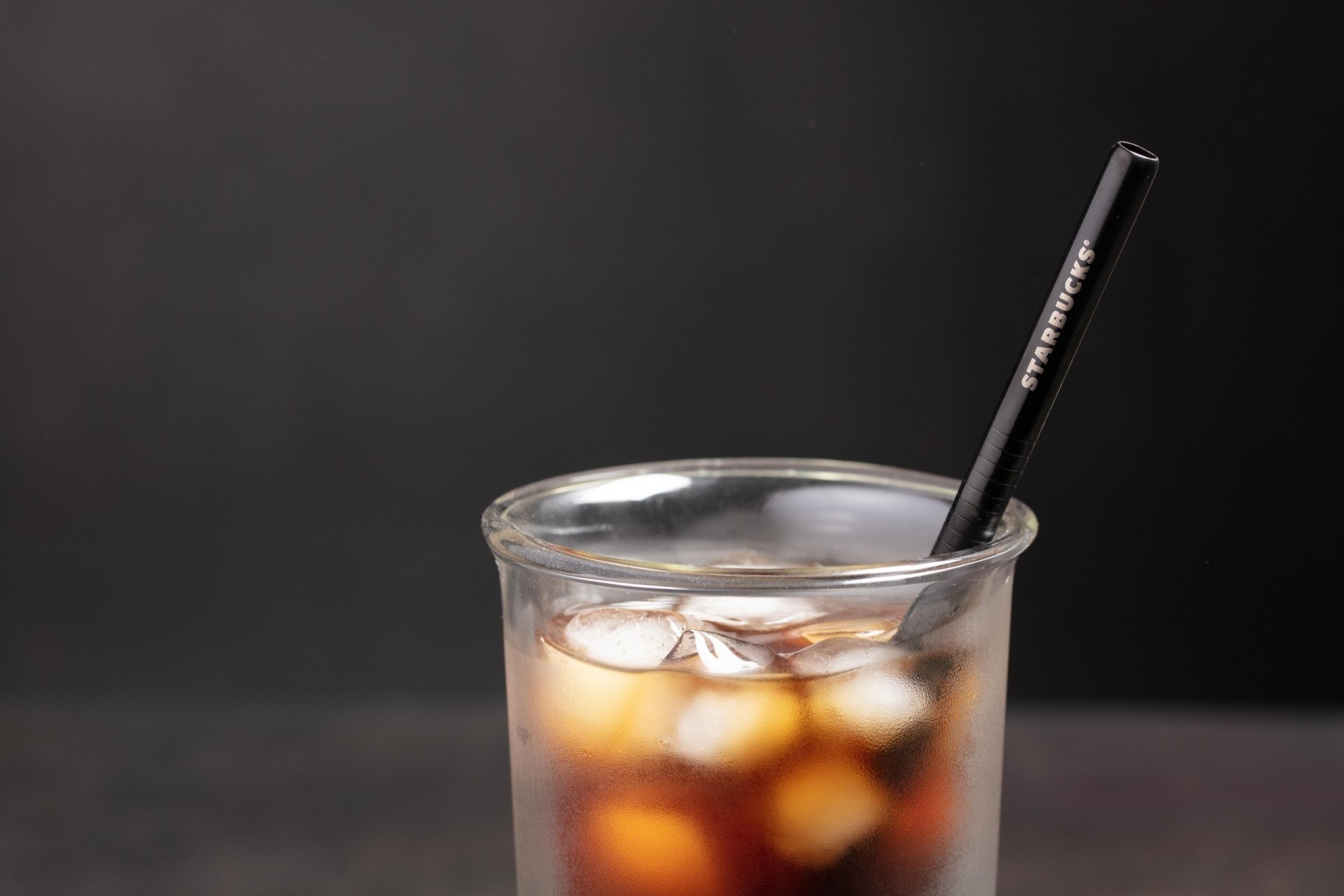 半個月前,Starbucks宣佈港澳分店停用塑膠飲管,轉派紙飲管,另外亦設計了型格的鈦合金飲管,可重複使用並有保護套,不過$138一支,定價偏高。(圖片來源:Starbucks)