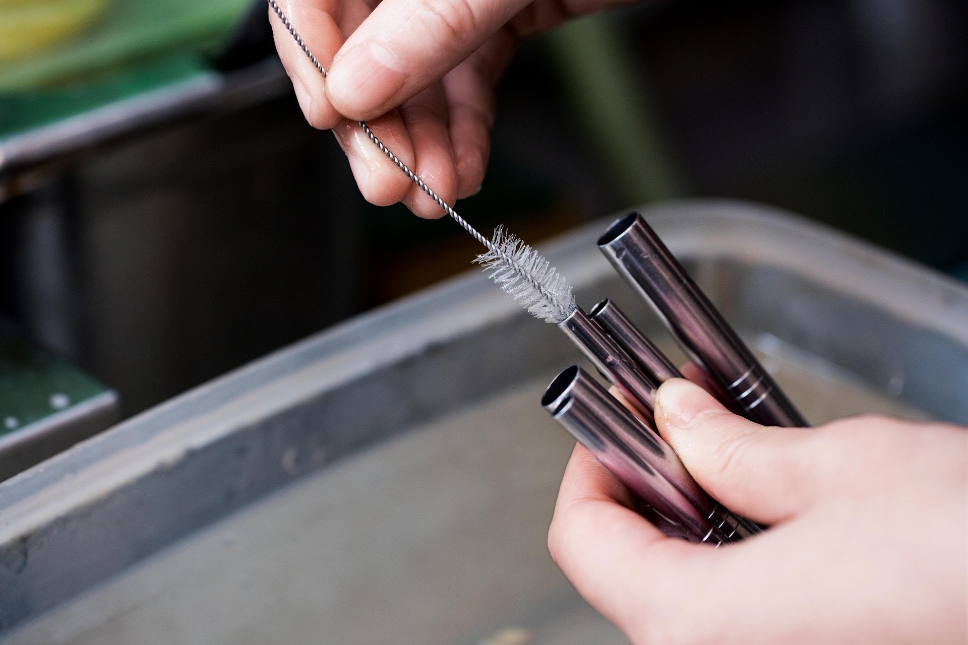 不銹鋼飲管,是較早期的環保飲管,通常一套購買,有粗有幼,並有刷子。早前外國甚至推出了摺疊式的不銹鋼飲管,便攜度更高。(資料圖片)