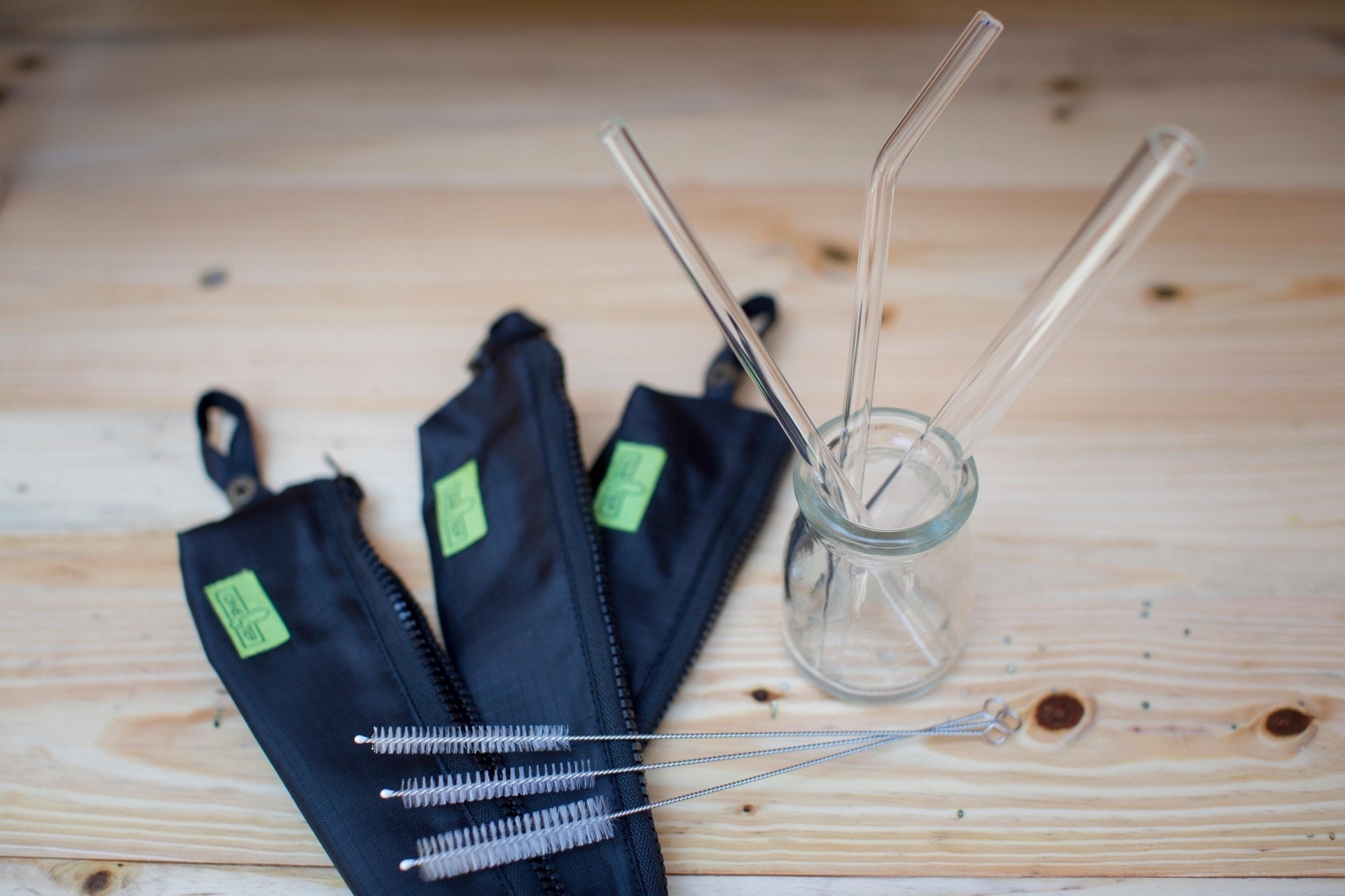 透明的玻璃飲管,最大優點是可以睇清內裡是否乾淨,不會積存污垢,可惜有機會碰爛或跌爛,或是撞崩其中一端而嘴。(資料圖片)