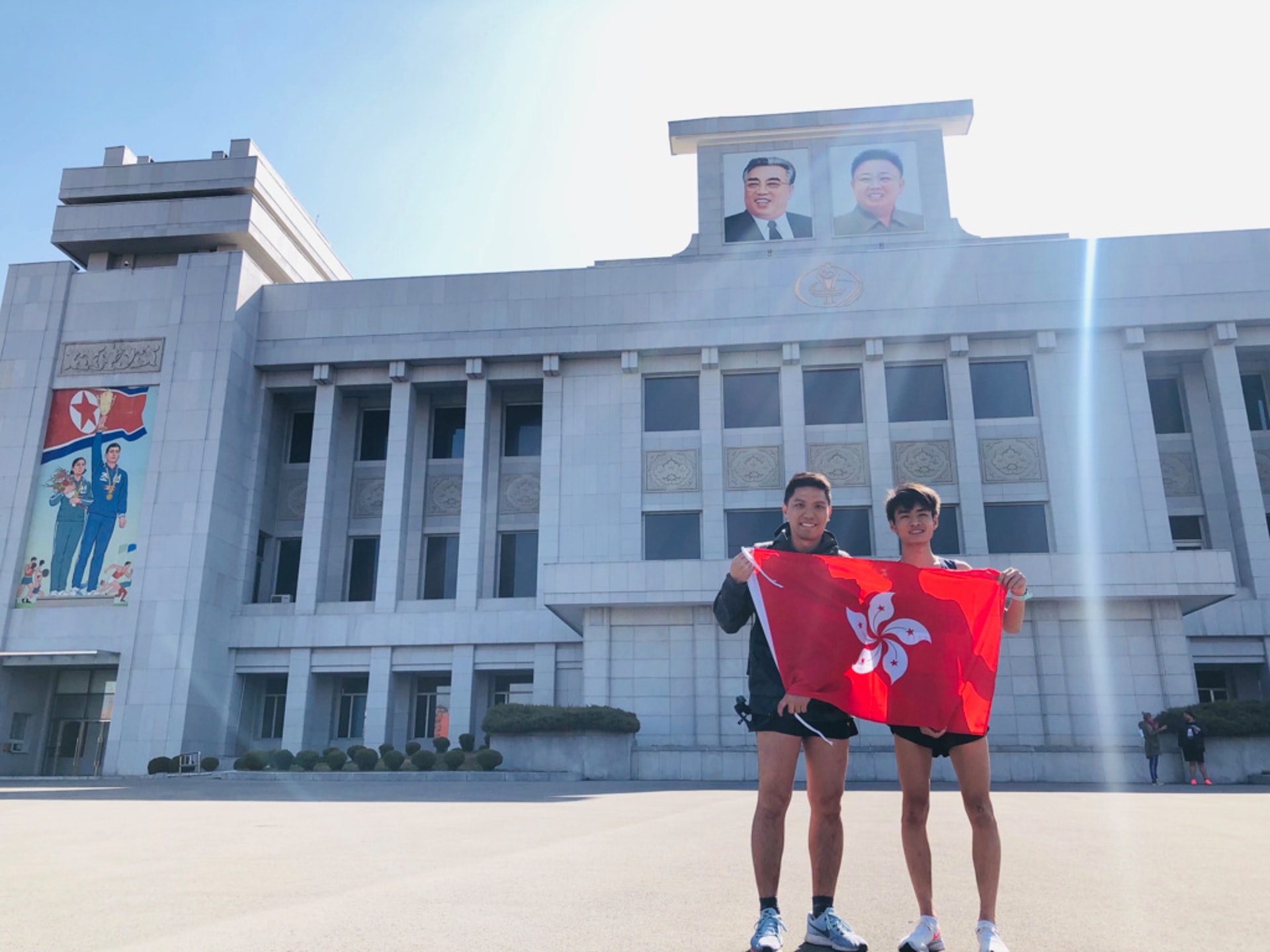 在和體育老師姚Sir一同前往的朝鮮之旅,麥文鋒奪得了半馬海外男子組冠軍寶座。(受訪者提供) 在和體育老師姚Sir一同前往的朝鮮之旅,麥文鋒奪得了半馬海外男子組冠軍寶座。(受訪者提供)