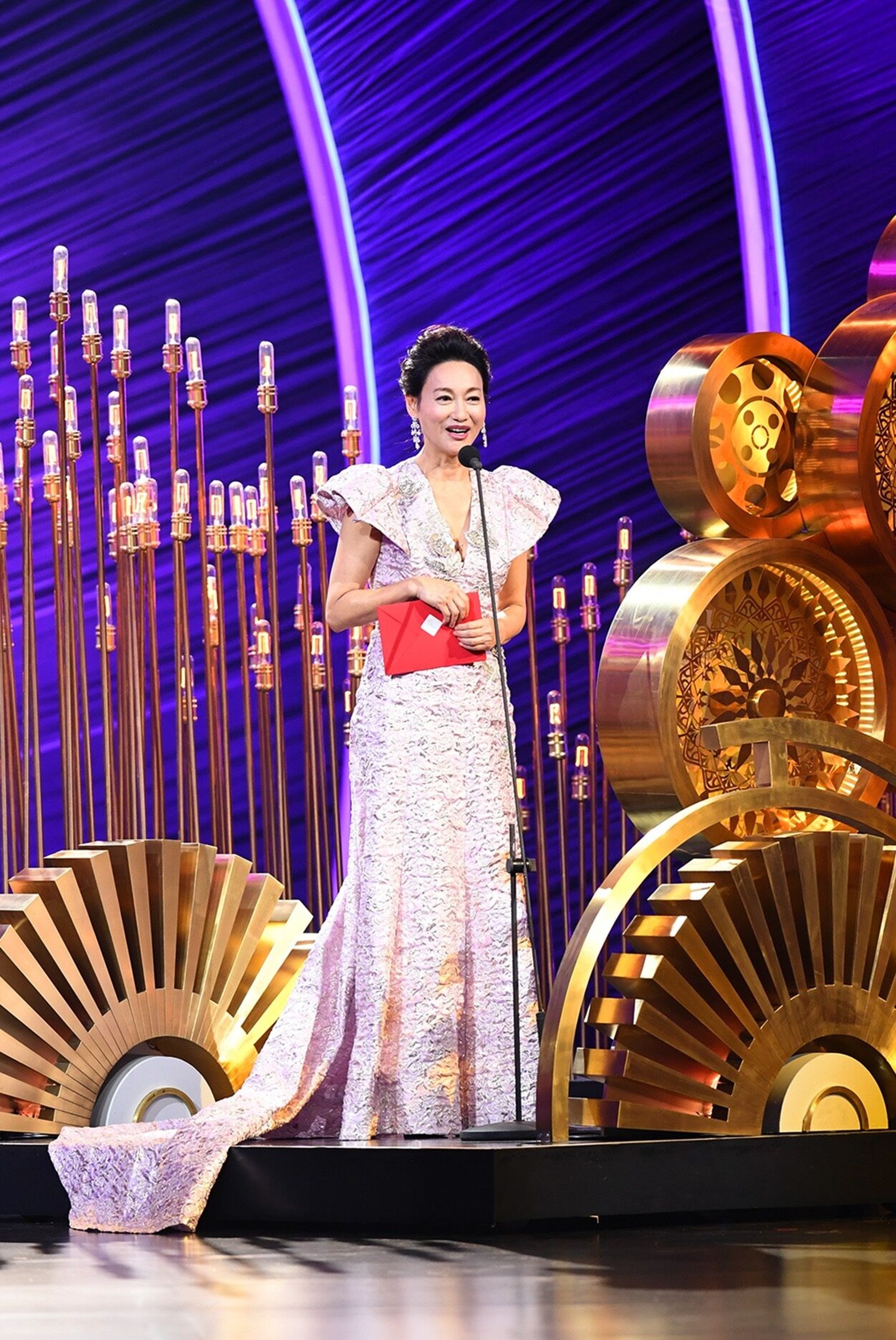 紅姐在台上勉勵後輩。 紅姐在台上勉勵後輩。