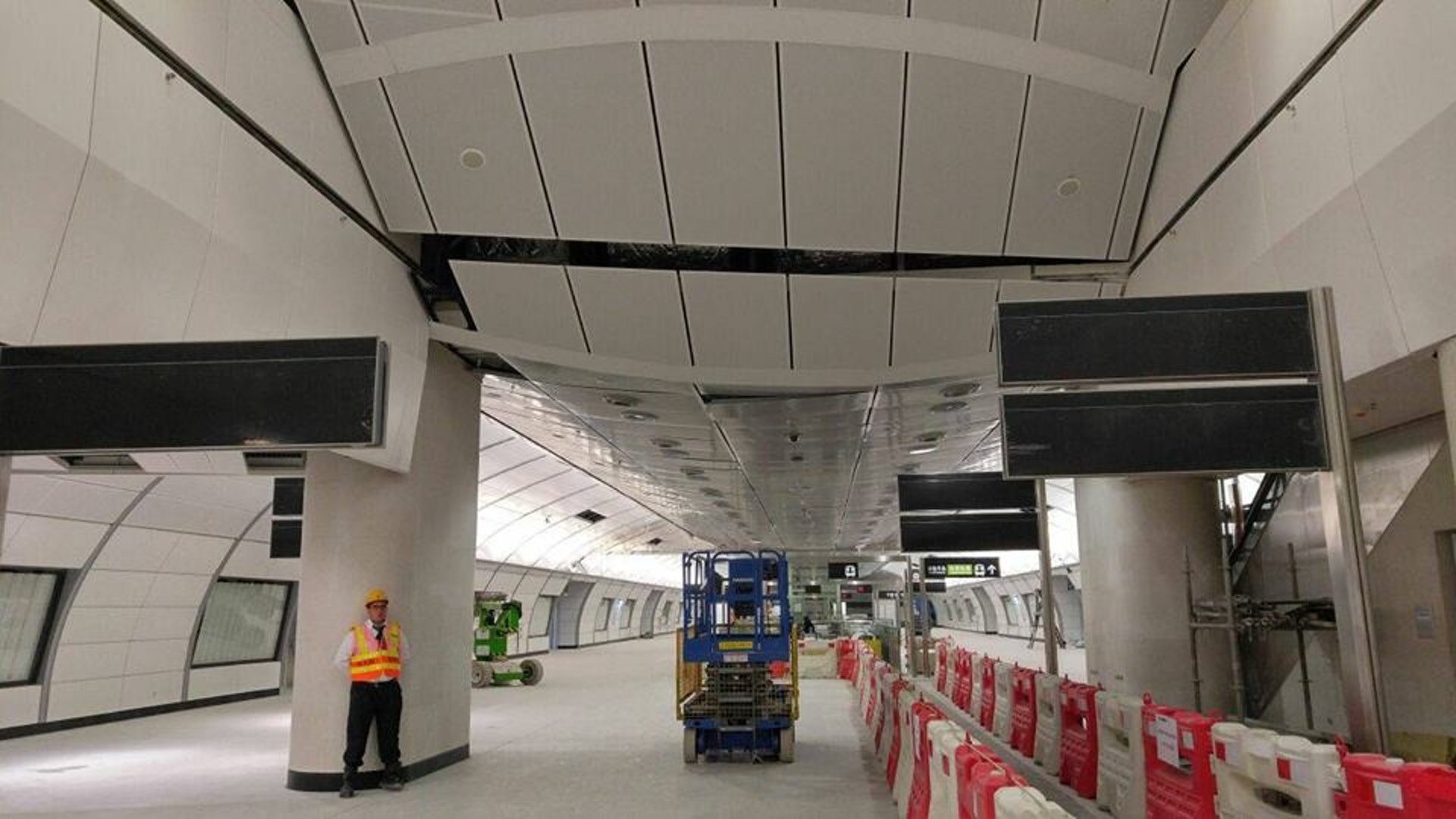 網上流傳金鐘站擴建相沙中線月台設計似防空洞 香港01 社會新聞