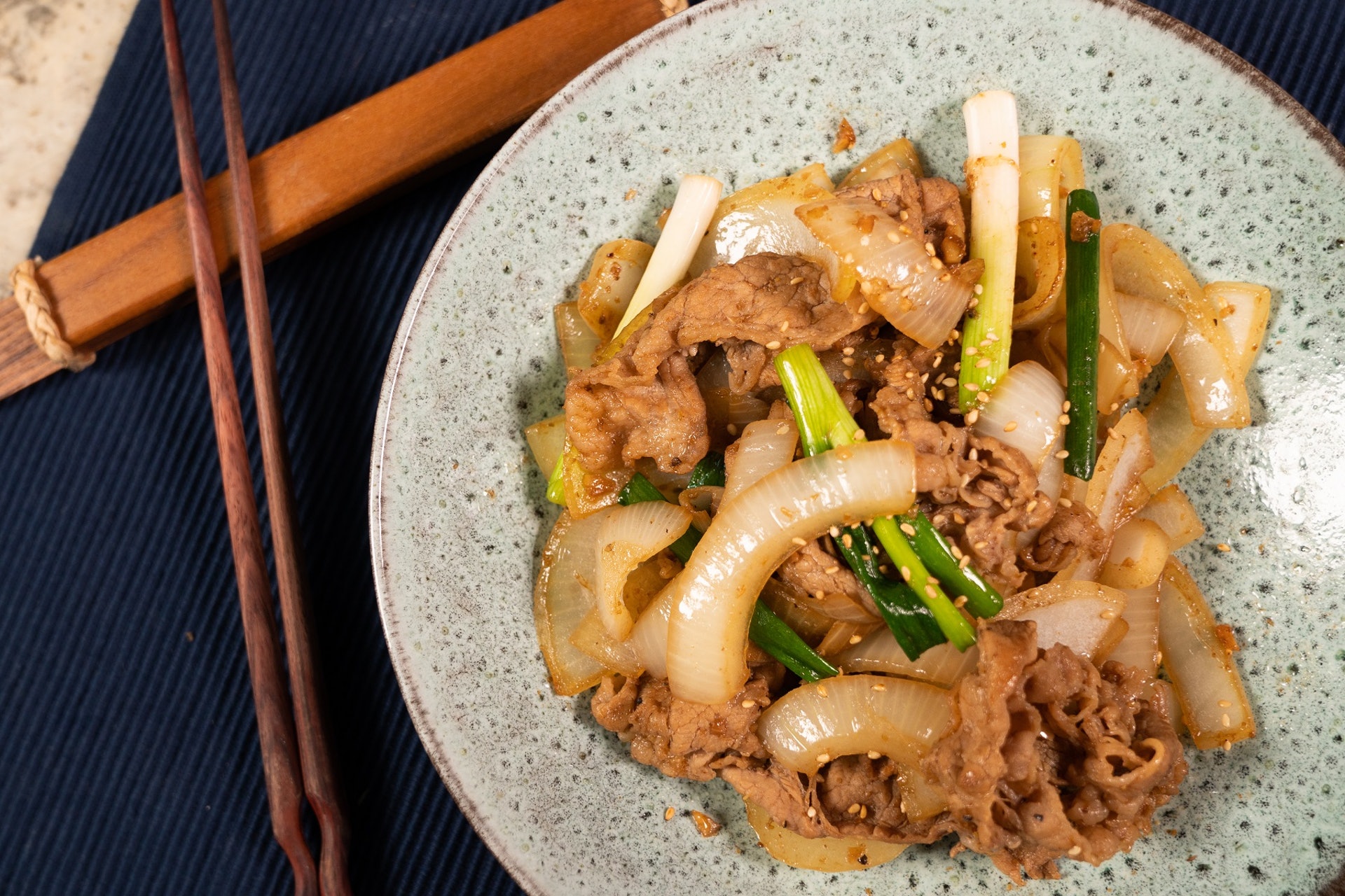 孜然牛肉屬湘菜,但西安也有一道「孜然牛肉夾饃」,像牛肉包般,是到西安必吃的小食。 孜然牛肉屬湘菜,但西安也有一道「孜然牛肉夾饃」,像牛肉包般,是到西安必吃的小食。