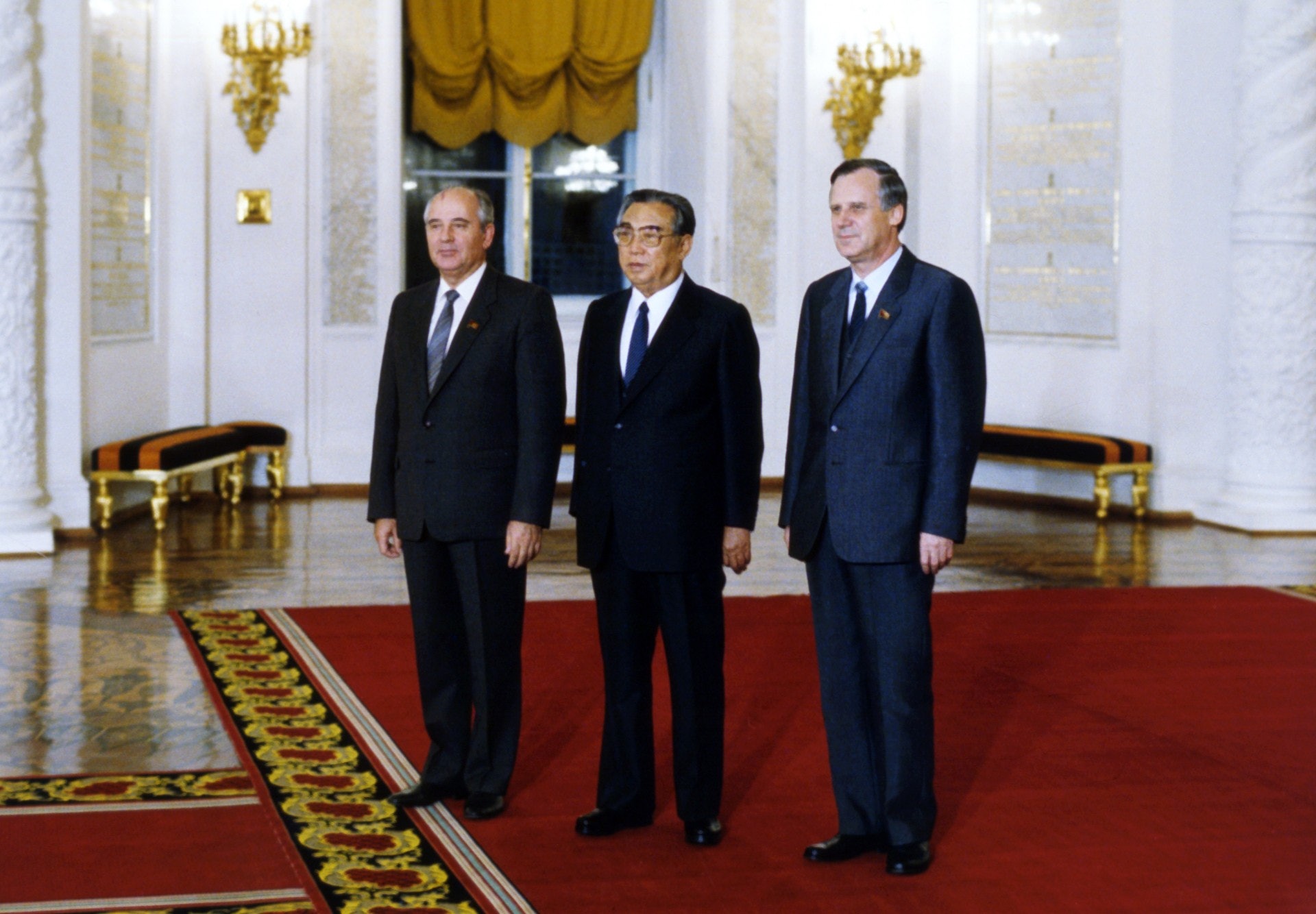 朝俄峰會:金日成其後分別於1956年、1961年、1966年、1984年及1986年多次訪問蘇聯。圖為1986年金日成(中)在克里姆林宮與前蘇聯領導人戈爾巴喬夫(Mikhail Gorbachev,左)會面。(法新社)