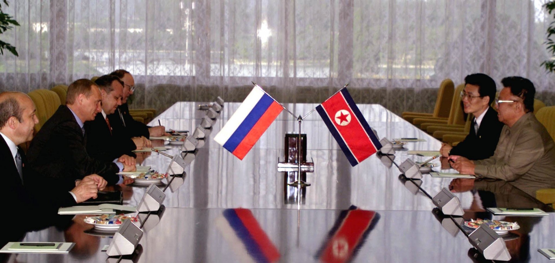 朝俄峰會:普京與金正日2000年7月19日舉行會談後,金正日表示暫停導彈開發項目,以換取獲得俄羅斯的太空火箭技術。(法新社)