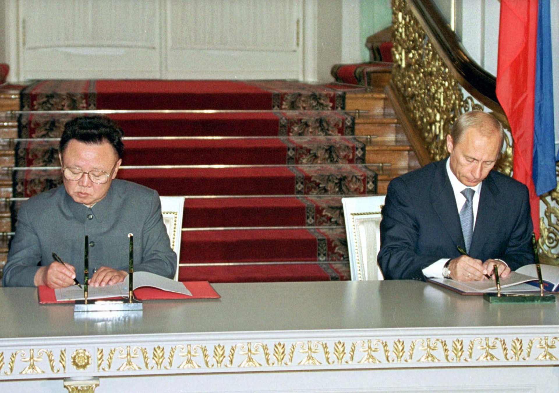 朝俄峰會:金正日於2001年8月首次正式訪問俄羅斯,他與普京在克里姆林宮簽署聯合文件,並共同發表《莫斯科宣言》(Moscow Declaration)。(法新社)