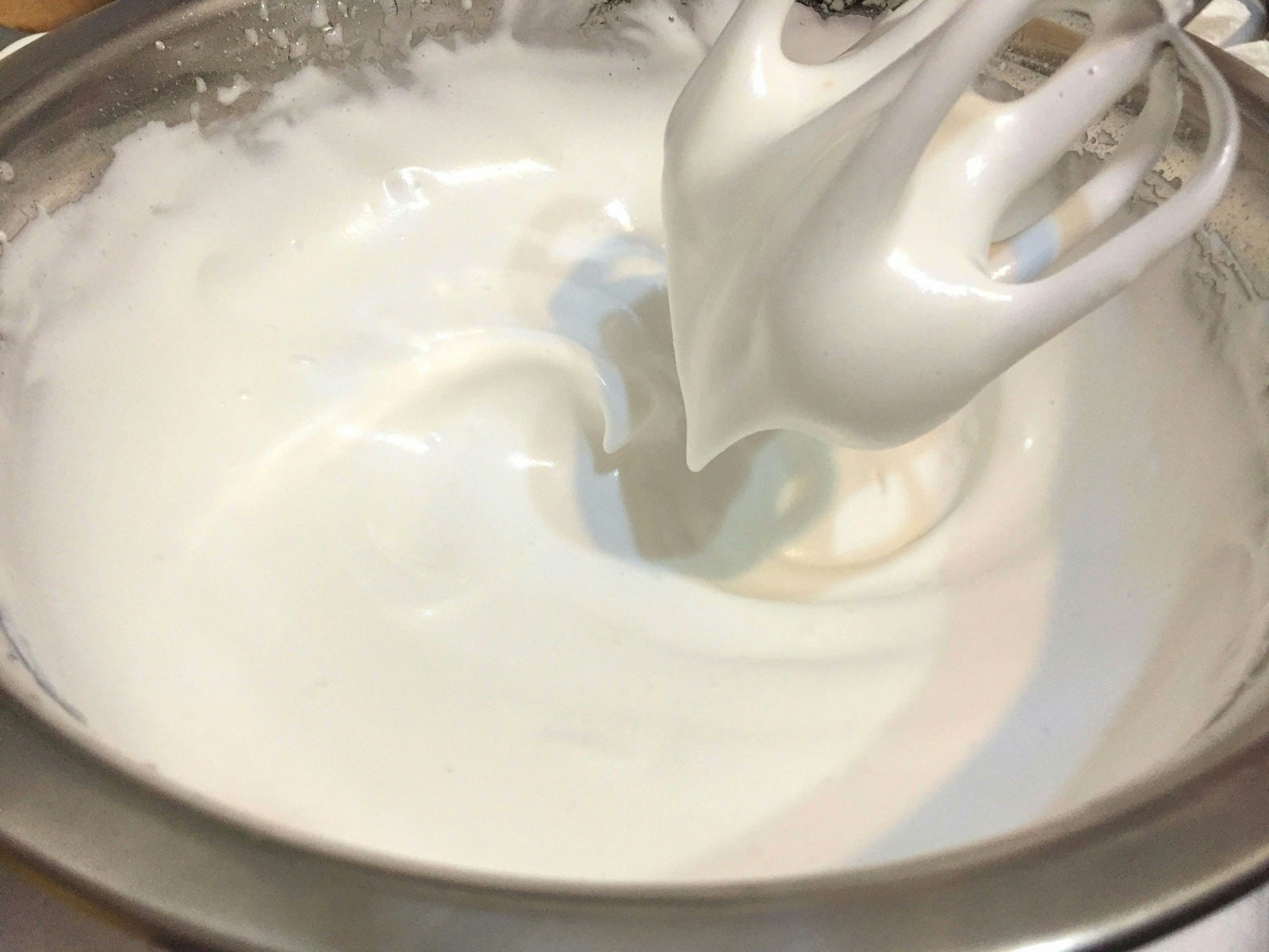 現階段仍有不少食品科學家分析及研究Aquafaba組成的科學原理，最為人所知是，Aquafaba主要由澱粉和蛋白質組成，透過結合空氣，令鷹嘴豆水產生發泡的作用，由於Aquafaba中澱粉含量頗高，使Aquafaba能定型成穩定的凝膠。（資料圖片）