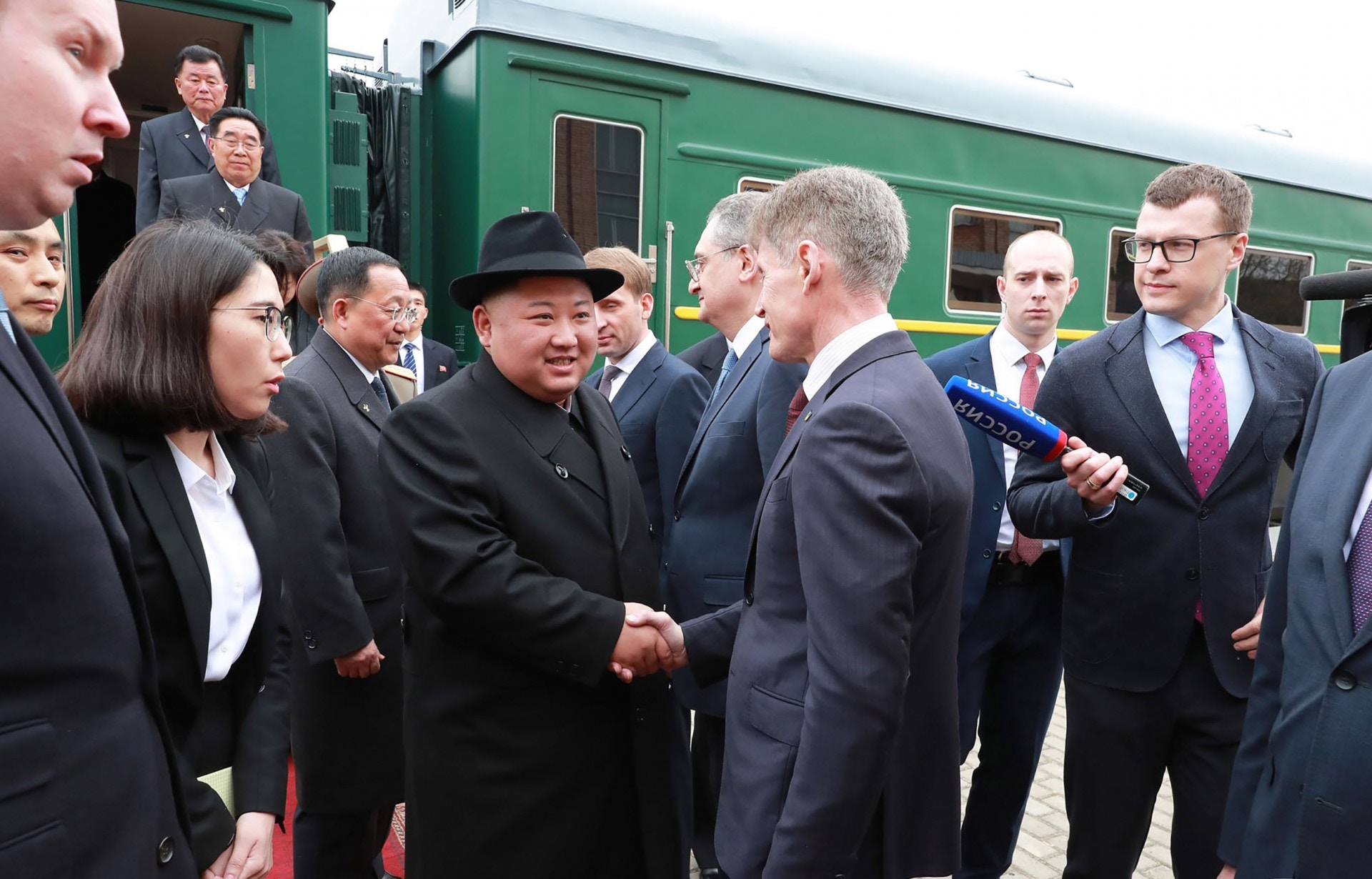 金正恩訪俄:朝鮮領袖金正恩乘坐專用火車抵達俄羅斯海參崴後,獲俄方人員接待。(法新社)