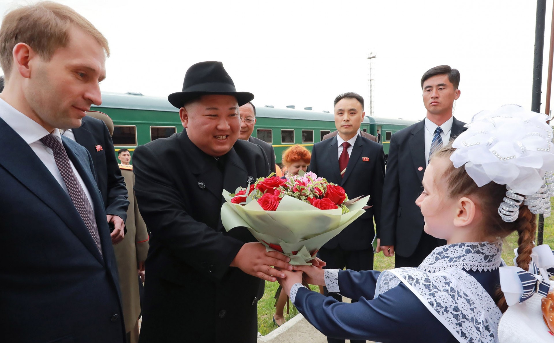 金正恩訪俄:朝鮮領袖金正恩乘坐專用火車抵達俄羅斯海參崴後,獲俄方人員接待。(法新社)