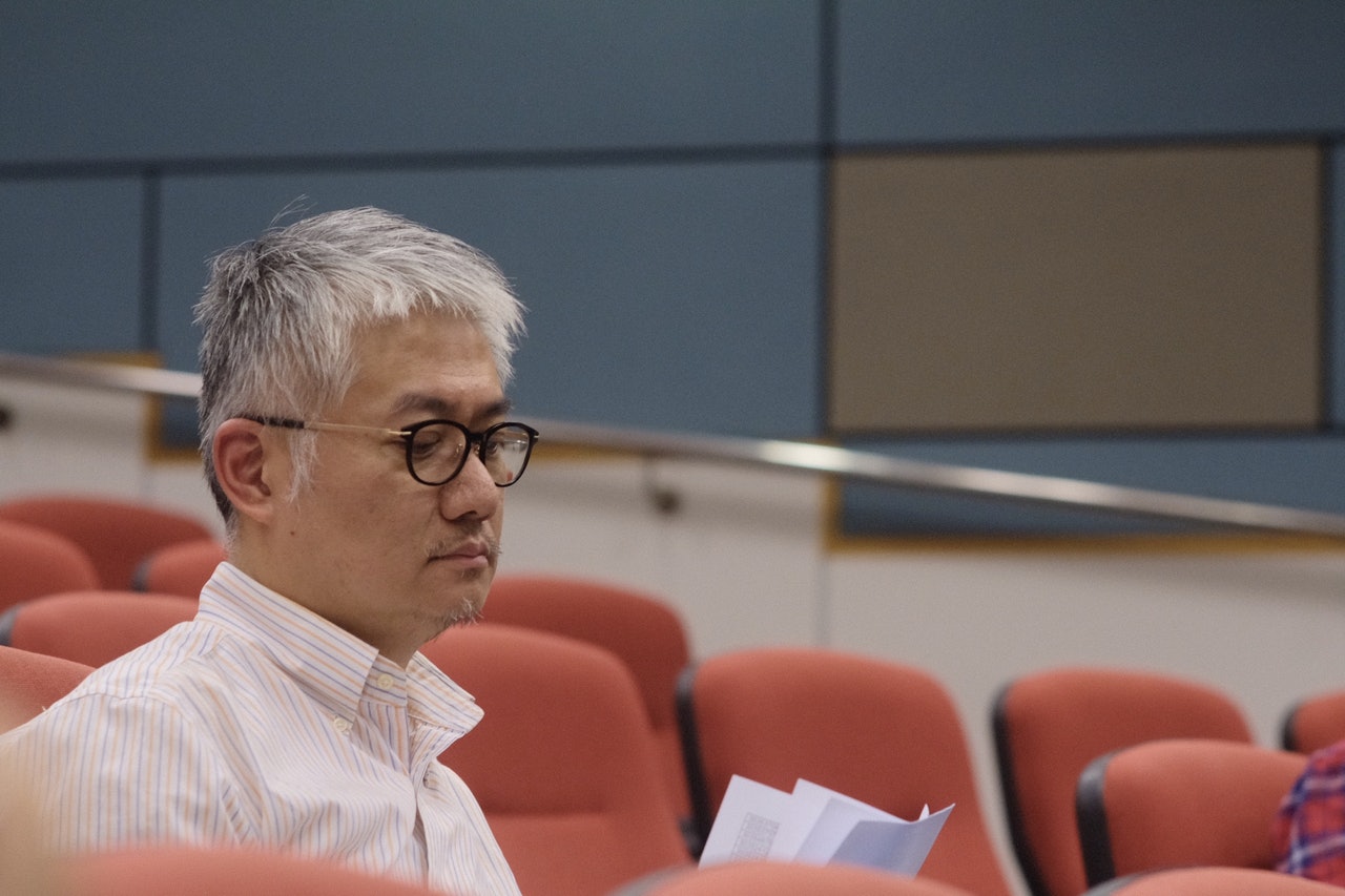 浸大政治及國際關係學系前助理教授黃偉國在聽眾席上高聲打斷鍾國斌發言。(歐嘉樂攝) 浸大政治及國際關係學系前助理教授黃偉國在聽眾席上高聲打斷鍾國斌發言。(歐嘉樂攝)