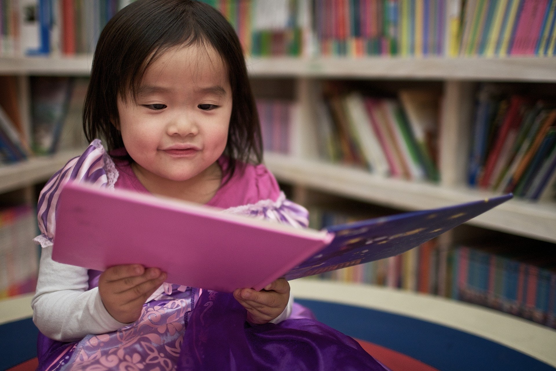 許多爸媽及長輩並非不想陪孩子唸繪本或不會唸繪本給孩子聽,只是「不知道」可以從小就陪著孩子讀繪本!(Gettyimages/視覺中國) 許多爸媽及長輩並非不想陪孩子唸繪本或不會唸繪本給孩子聽,只是「不知道」可以從小就陪著孩子讀繪本!(Gettyimages/視覺中國)