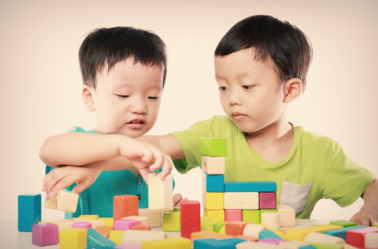 陪孩子一起看書時，爸媽也不需要要求孩子乖乖地坐在身旁，或許孩子正在一旁自顧自地玩著玩具，爸媽可以自己看著童書、講出故事來。（Gettyimages／視覺中國）