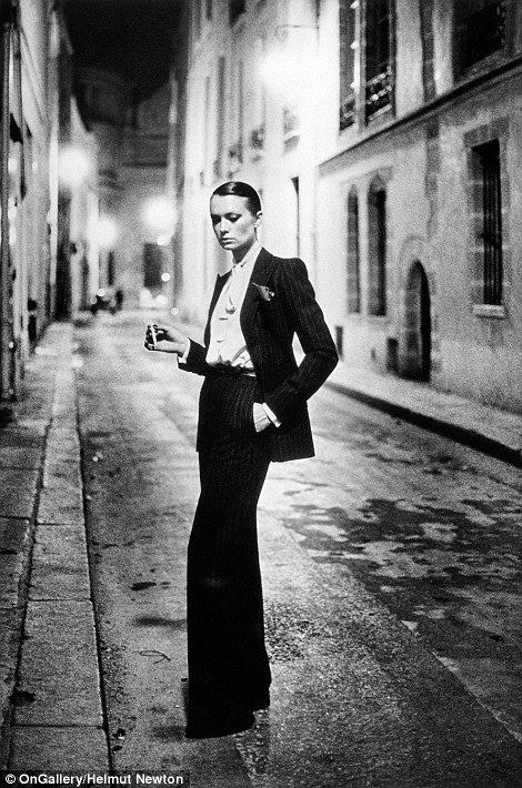 1960 年代Newton為Saint Laurent所拍攝的吸煙裝（Le Smokin）系列。（Pinterest）