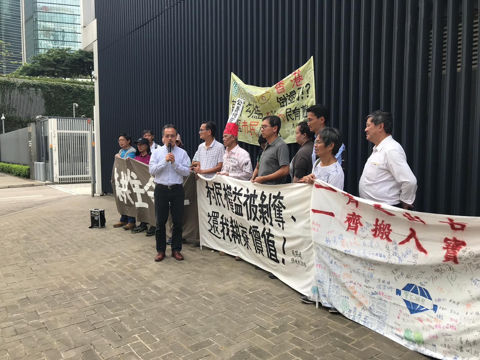 立法会议员张超雄及朱凯廸到场，聆听村民的诉求。（受访者提供图片）