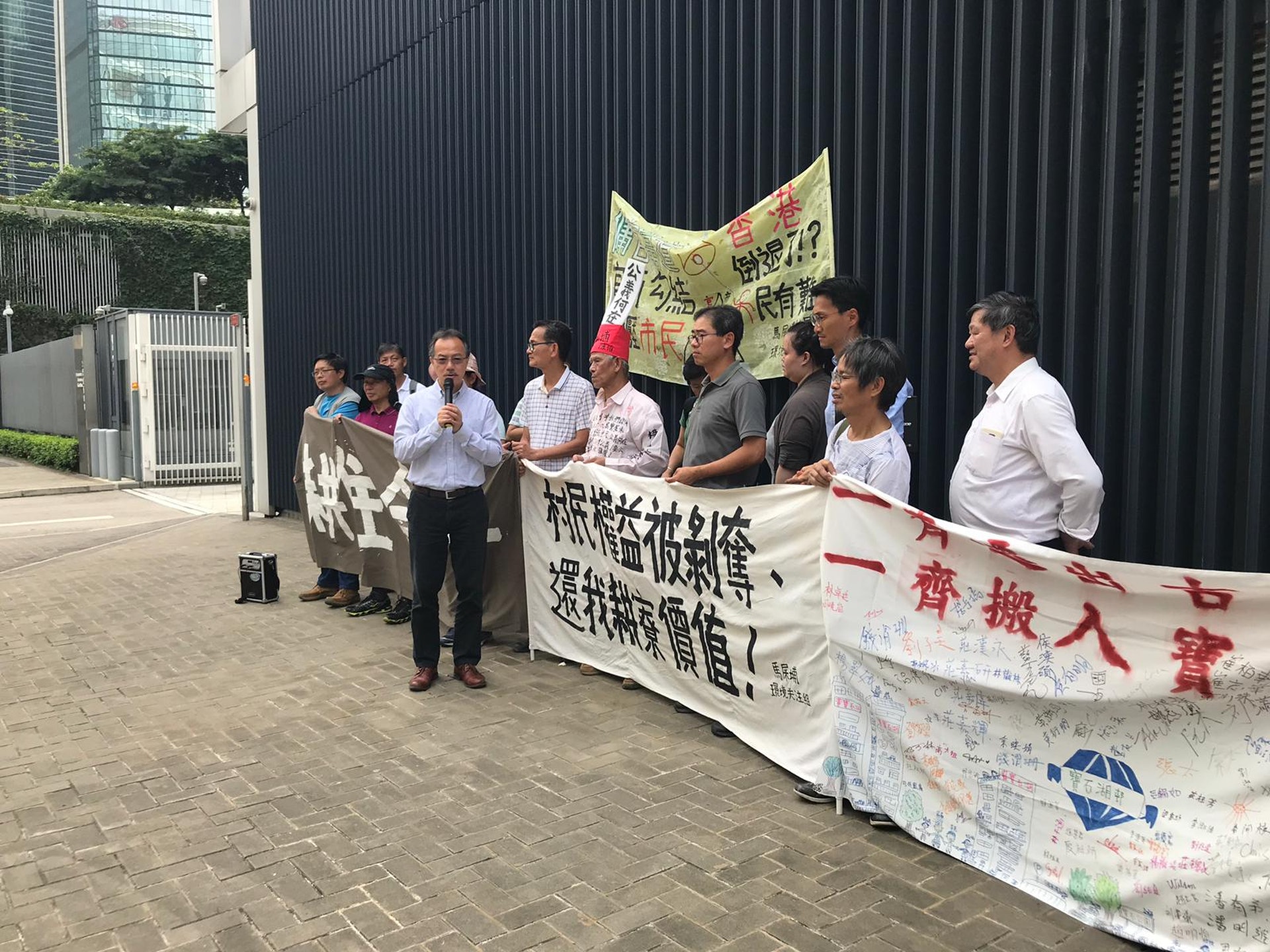 立法會議員張超雄及朱凱廸到場,聆聽村民的訴求。(受訪者提供圖片) 立法會議員張超雄及朱凱廸到場,聆聽村民的訴求。(受訪者提供圖片)