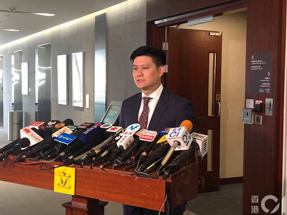 公民黨譚文豪指,對於政府就《防止殘酷對待動物條例》修訂,他認為屬正面。但指大部分保護動物的問題涉及執法,若無有效執法的話,修例後的作用亦不大。(羅家晴攝) 公民黨譚文豪指,對於政府就《防止殘酷對待動物條例》修訂,他認為屬正面。但指大部分保護動物的問題涉及執法,若無有效執法的話,修例後的作用亦不大。(羅家晴攝)