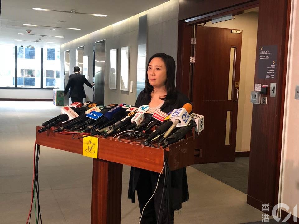 民建聯葛珮帆歡迎政府建議修訂《防止殘酷對待動物條例》,她相信修例後有助拯救疑受虐的動物。(羅家晴攝) 民建聯葛珮帆歡迎政府建議修訂《防止殘酷對待動物條例》,她相信修例後有助拯救疑受虐的動物。(羅家晴攝)