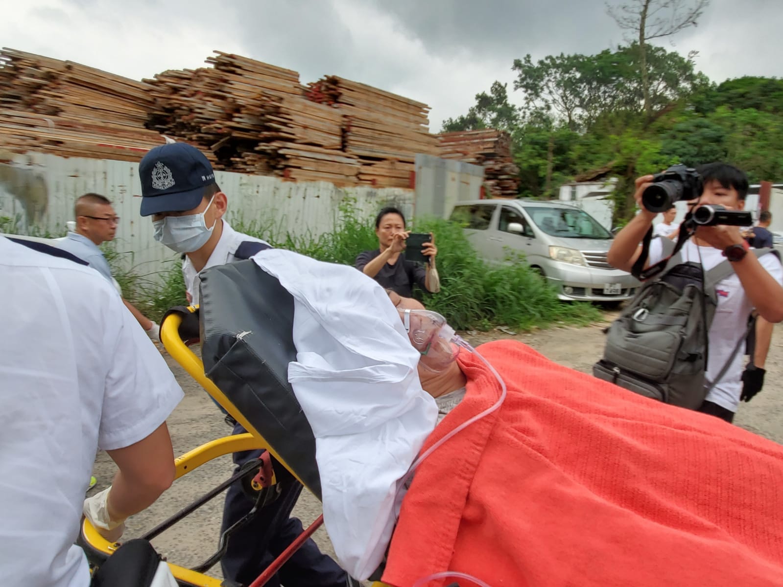 場主表示身體不適需要送院。 場主表示身體不適需要送院。