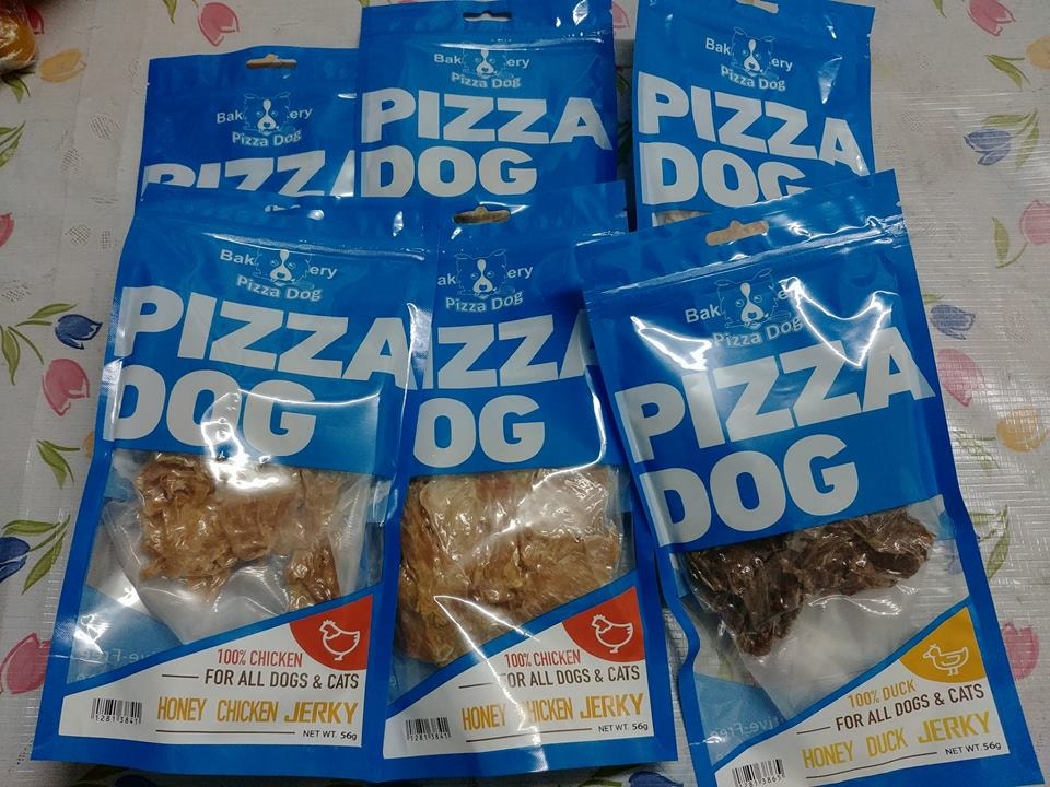 善心人捐贈的狗零食。(「浪舍」fb) 善心人捐贈的狗零食。(「浪舍」fb)