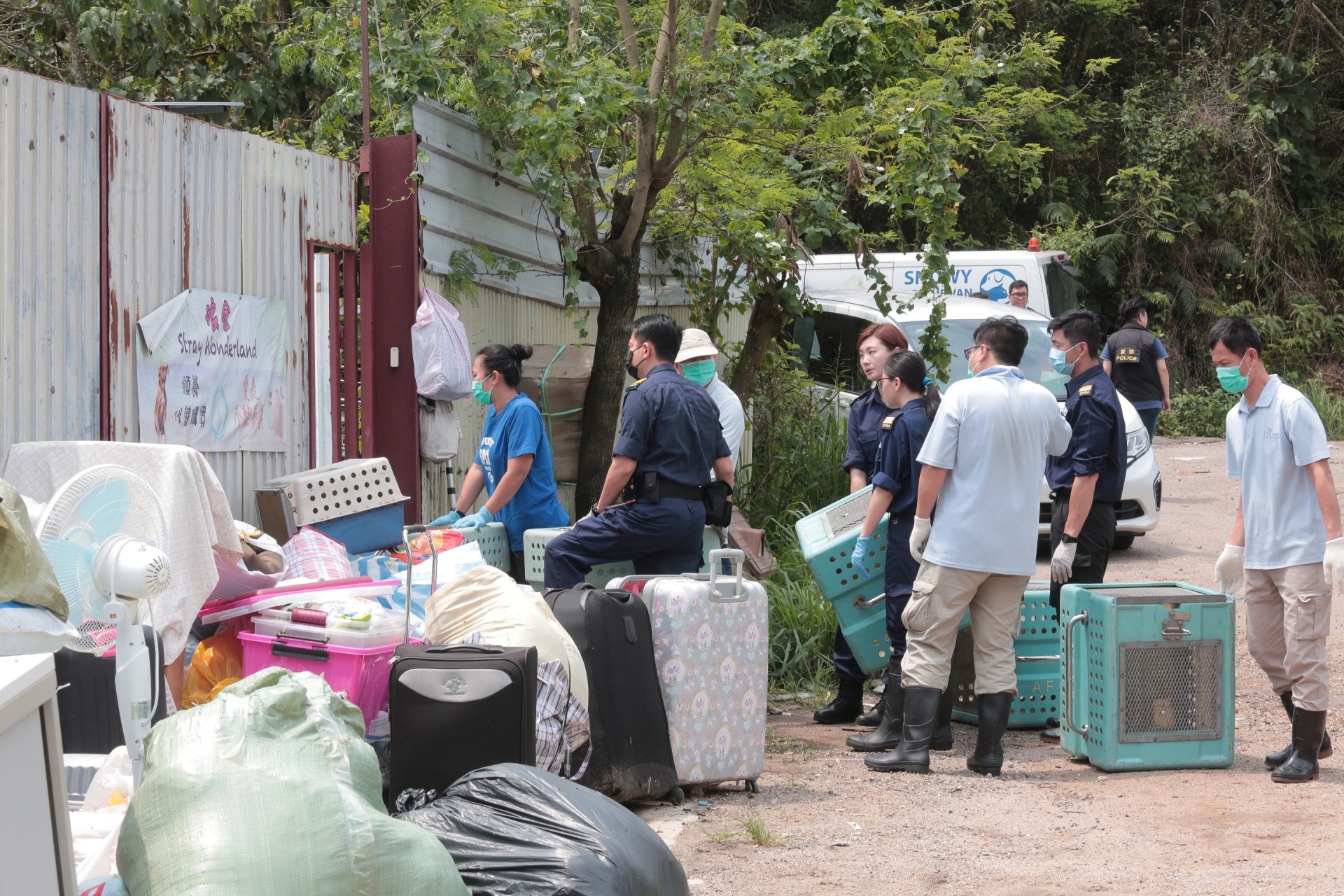 相關人員帶上口罩進入狗場。(梁銘康攝) 相關人員帶上口罩進入狗場。(梁銘康攝)