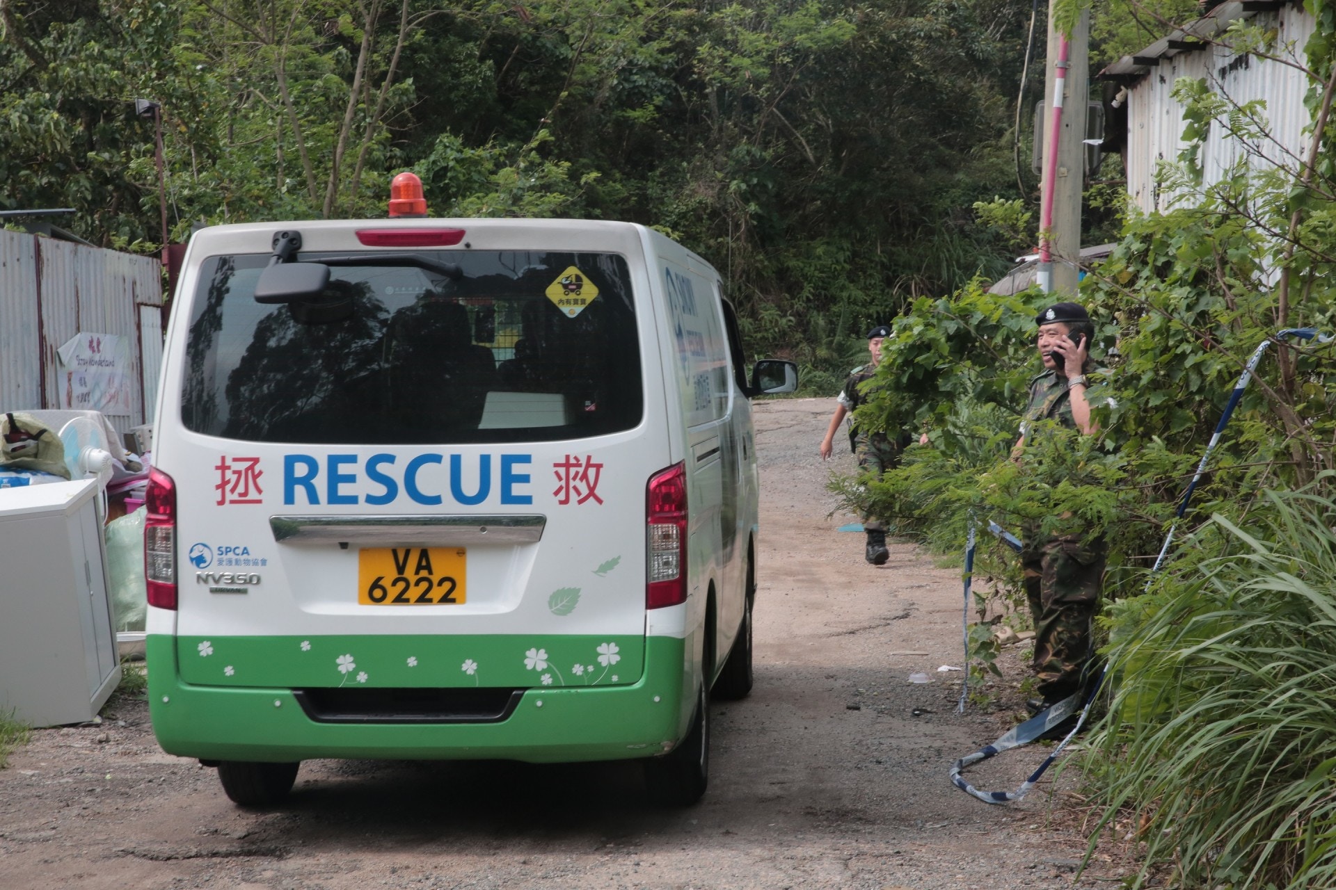 警方邊界警區重案組、愛協及漁護處人員到場。(梁銘康攝) 警方邊界警區重案組、愛協及漁護處人員到場。(梁銘康攝)