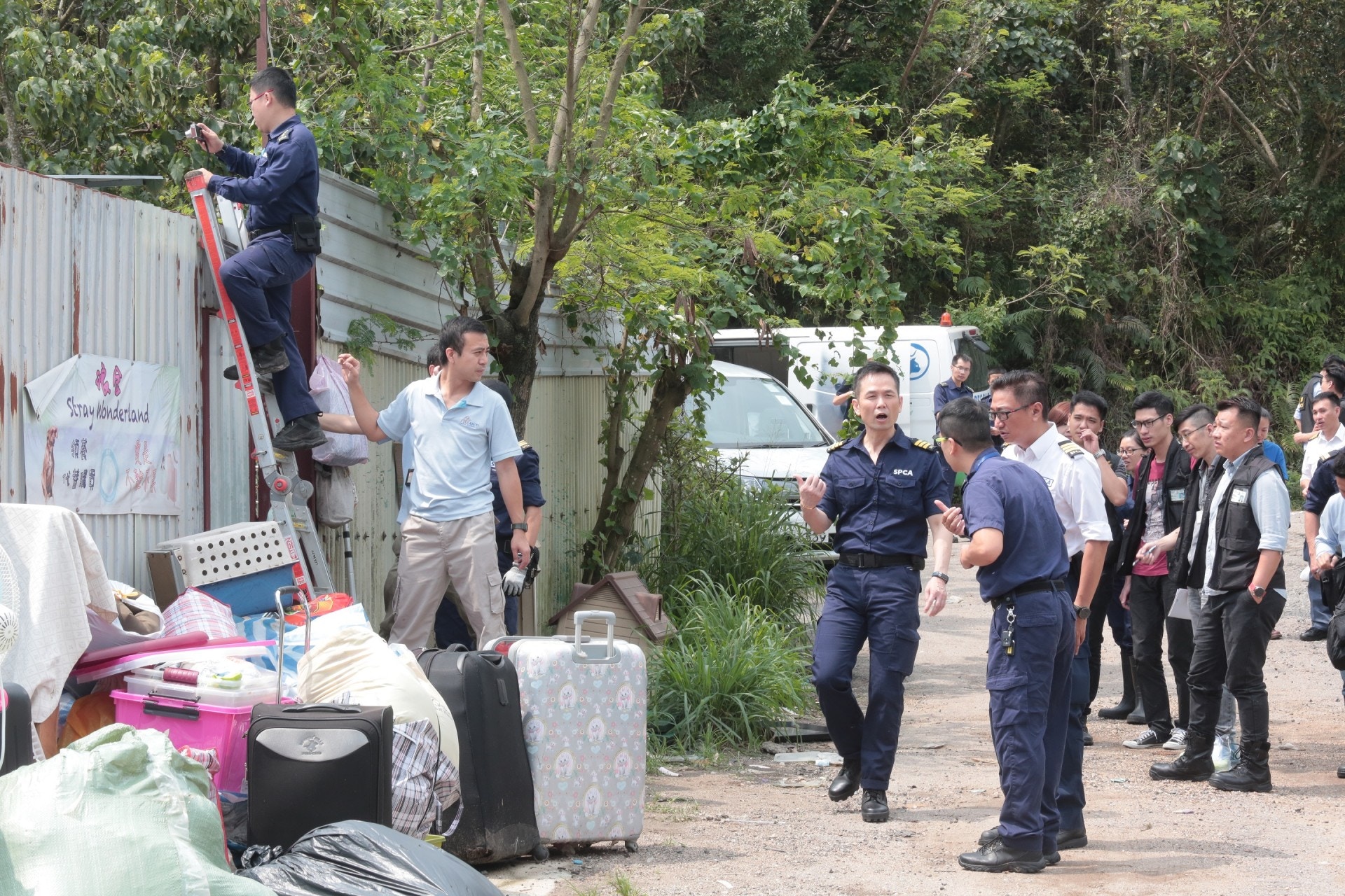 愛協人員拍照記錄情況。(梁銘康攝) 愛協人員拍照記錄情況。(梁銘康攝)