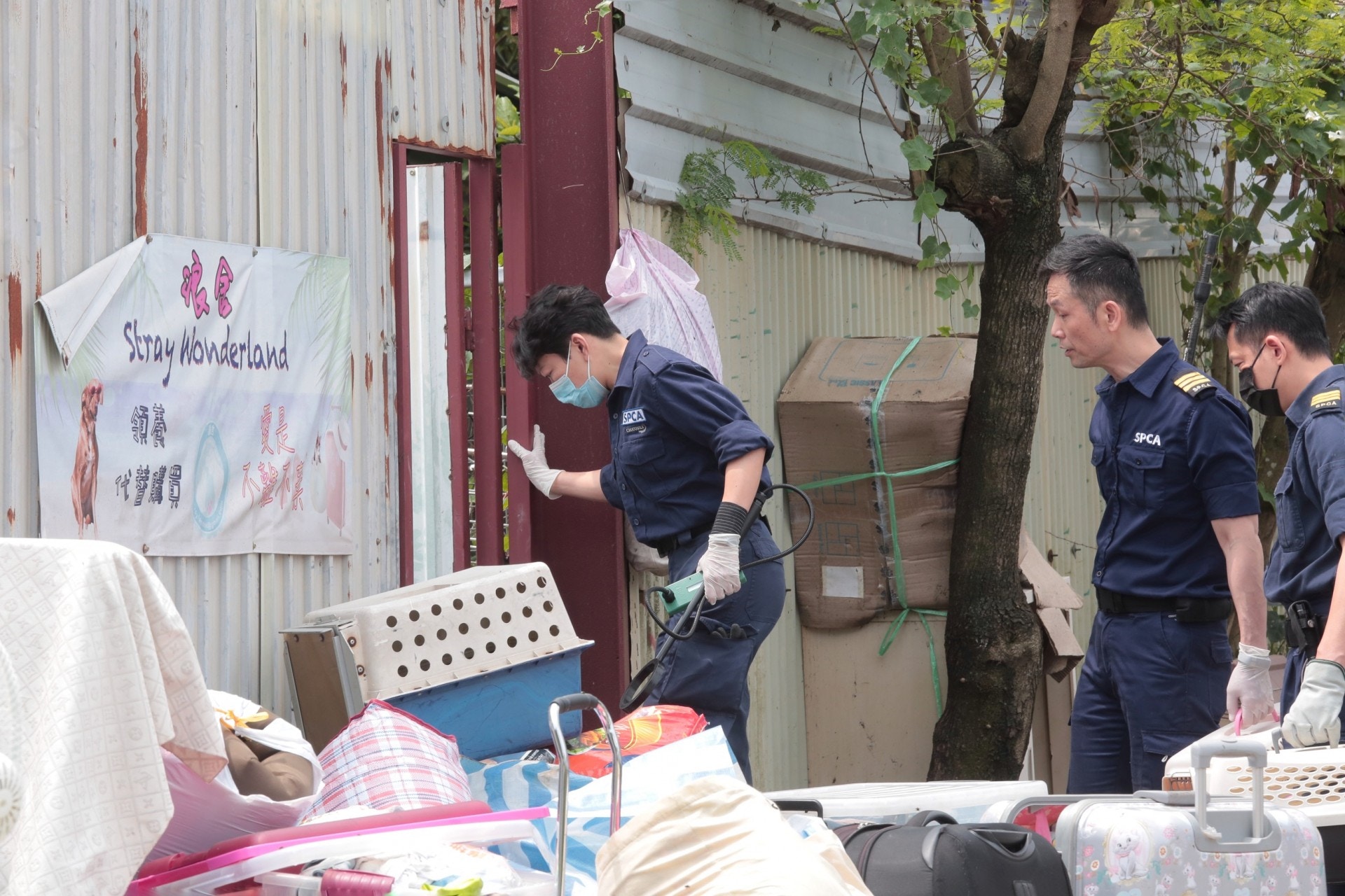 愛協人員進入現場。(梁銘康攝) 愛協人員進入現場。(梁銘康攝)